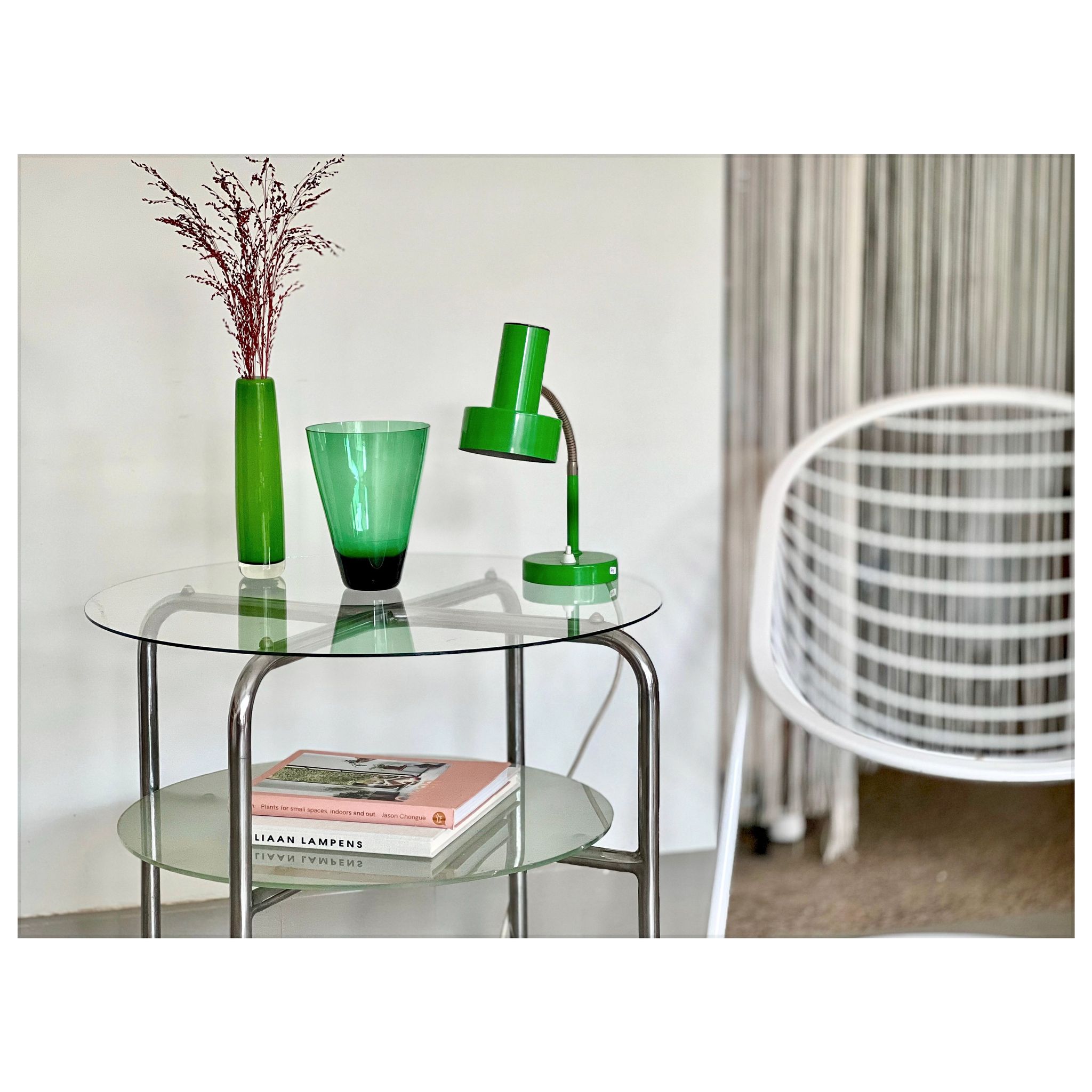 Table d'appoint en métal chrome et verre