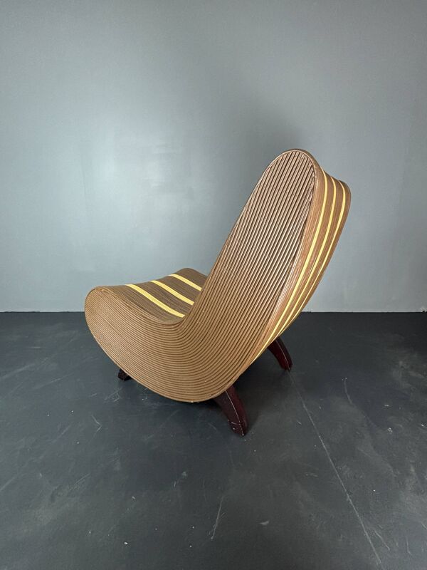 Chaise longue basse en rotin, bambou, avec des courbes et des vagues, des années 1970.