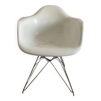 DAR armchair by Charles & Ray Eames for Vitra
