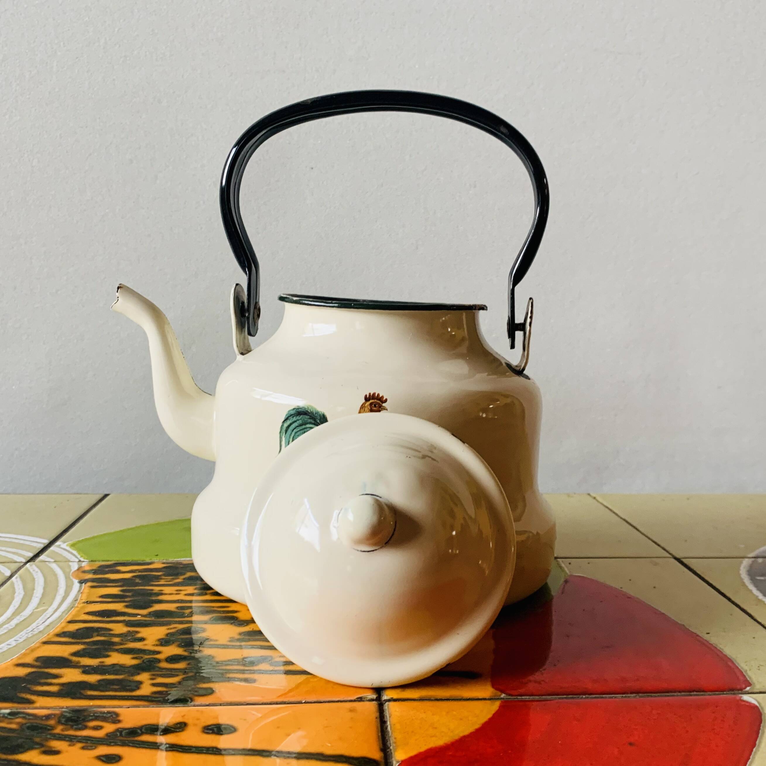 Vintage enameled sheet metal kettle - rooster decor