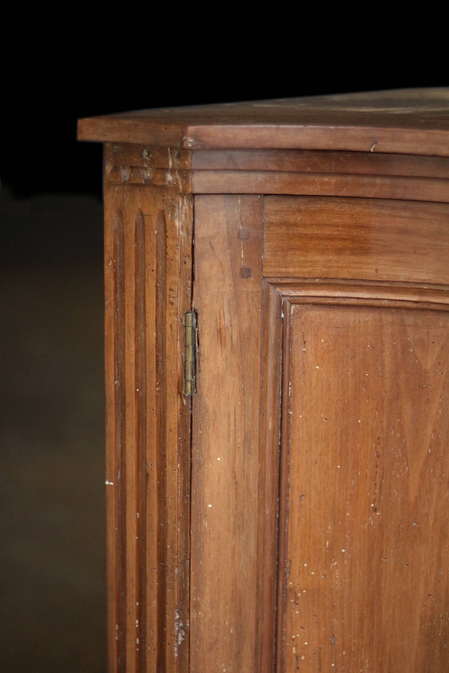 Solid walnut corner cabinet (19th century). Beautiful patina.