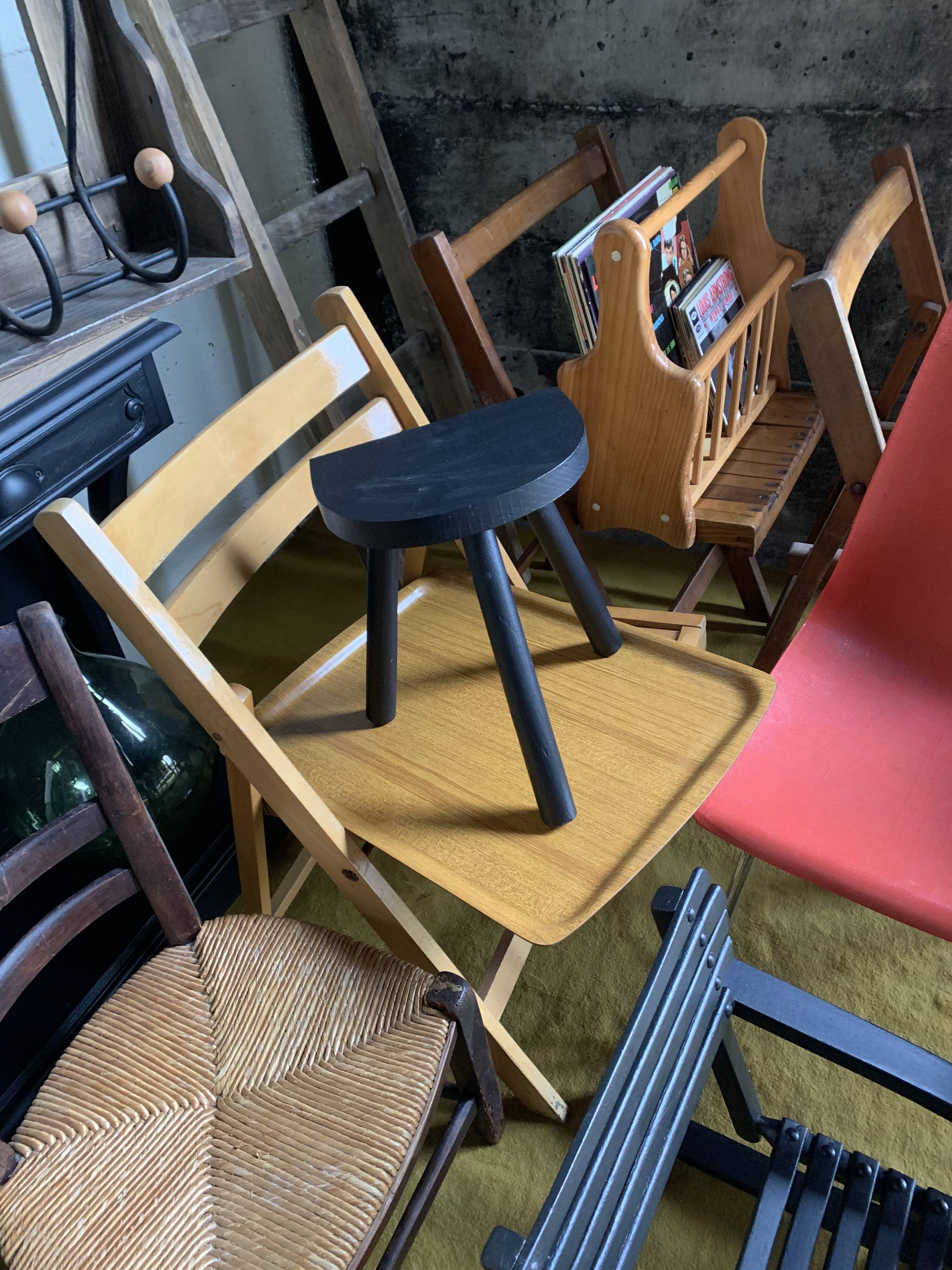 Tripod stool half-moon black