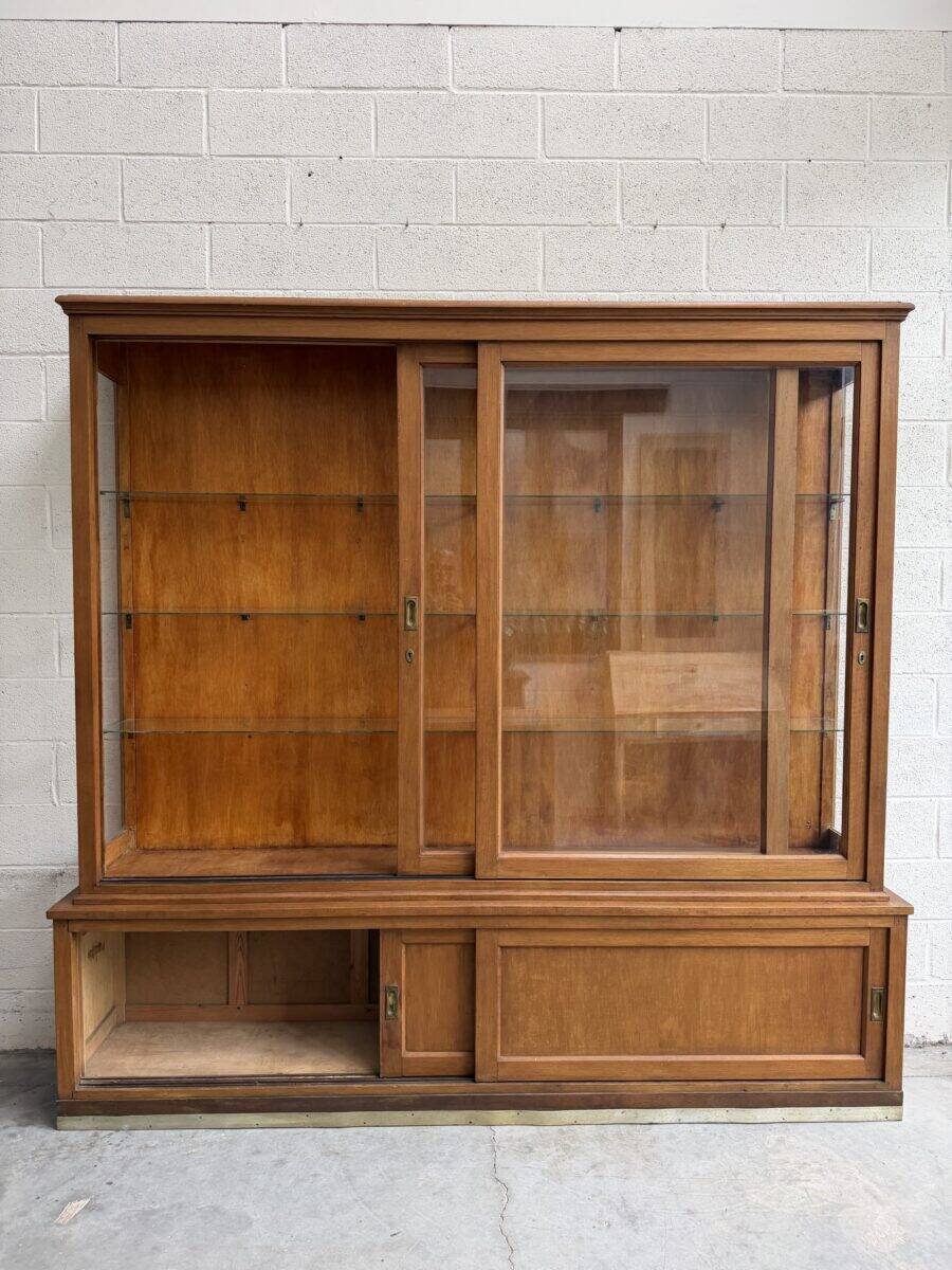 Ancienne vitrine de pharmacie