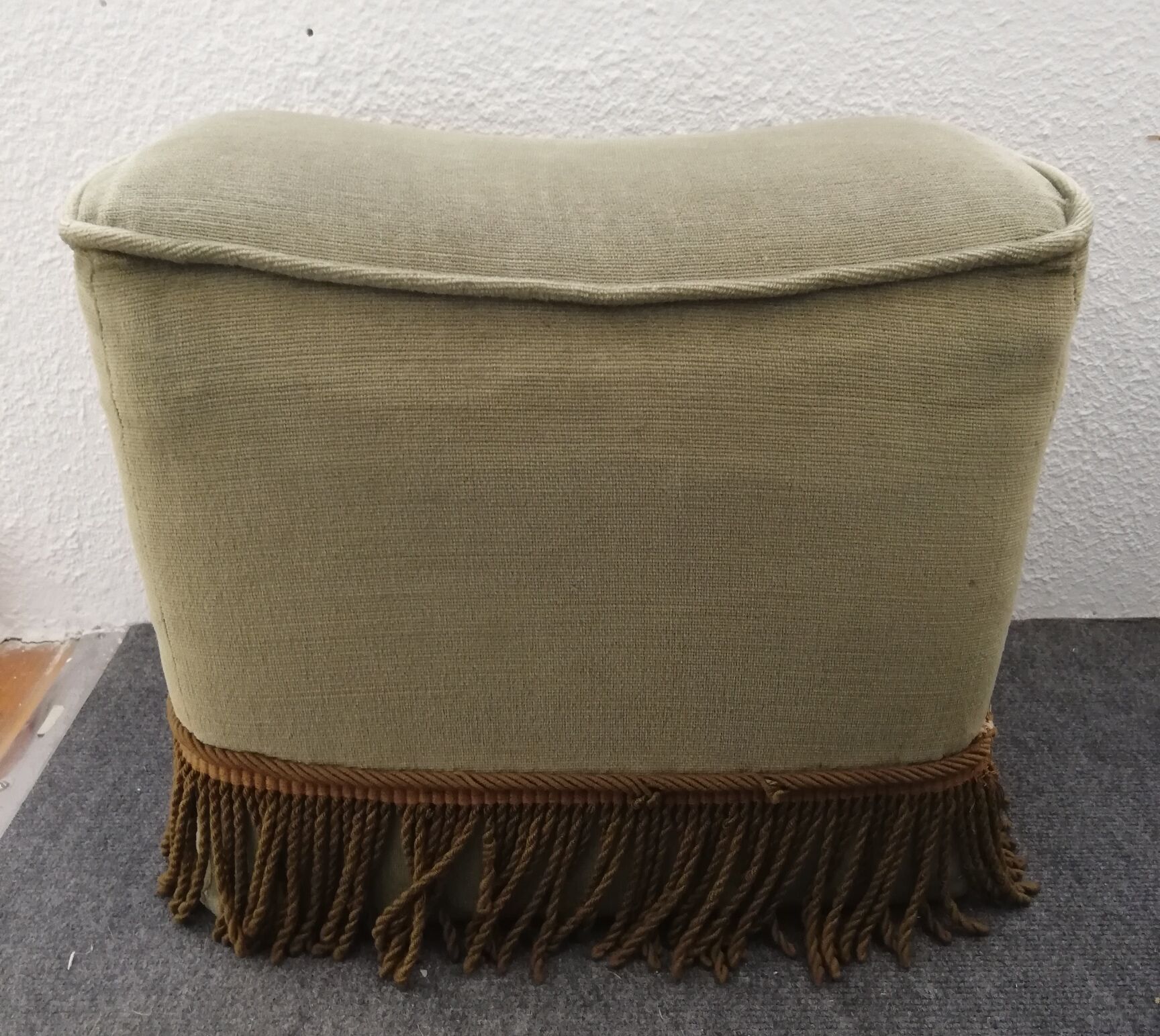 Green velvet pouf 60s
