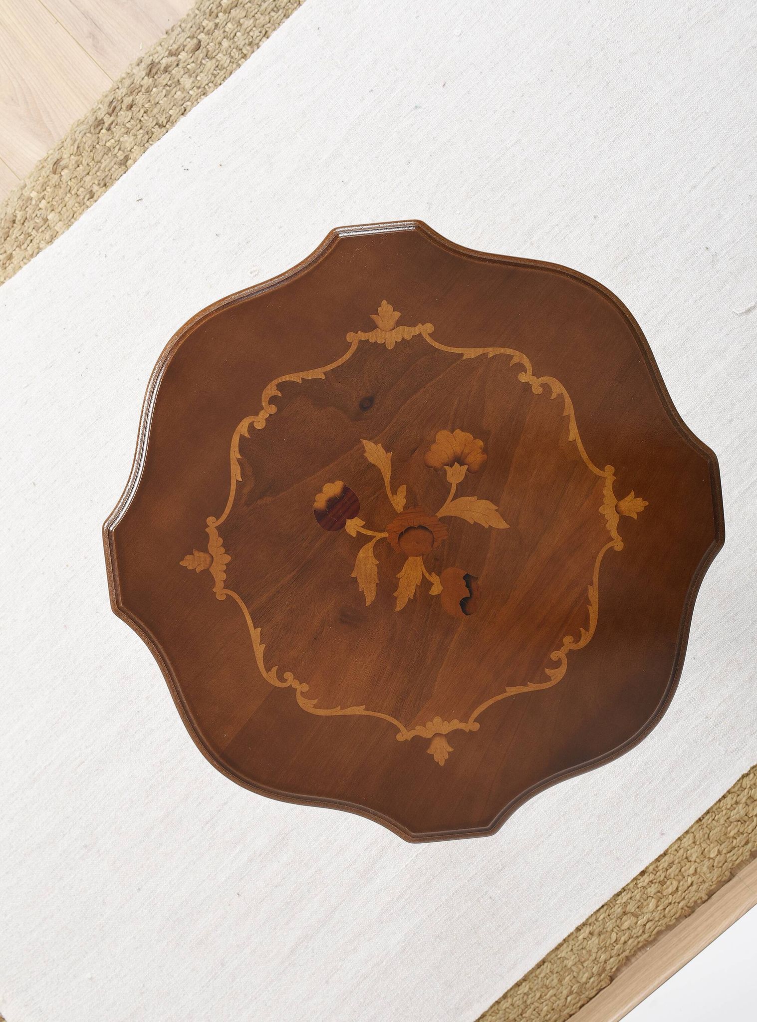 Guéridon ou table d'appoint, pieds en bois sculpté, placage incrusté sur le plateau.