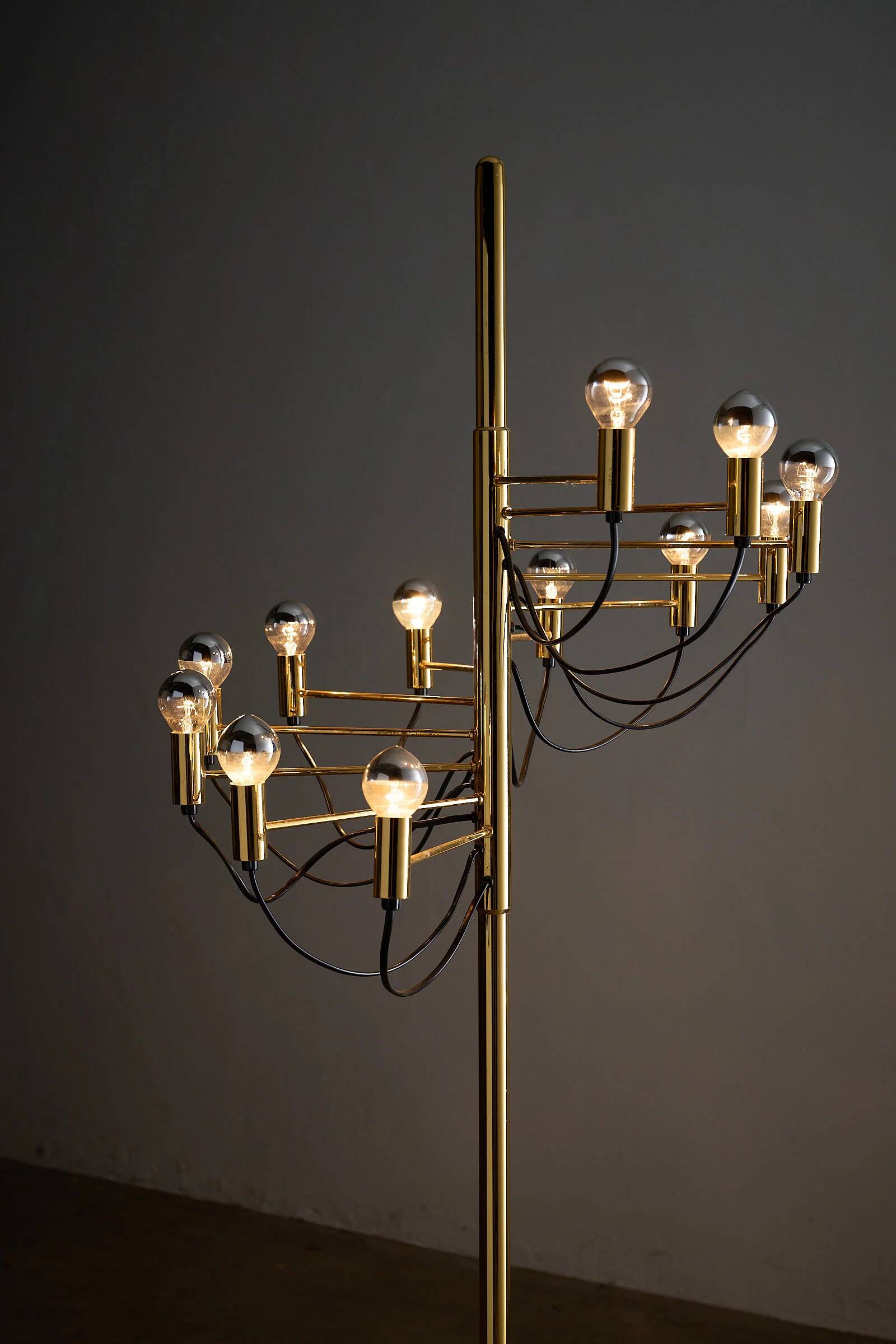 Large sculptural floor lamp executed in the style of Gino Sarfatti