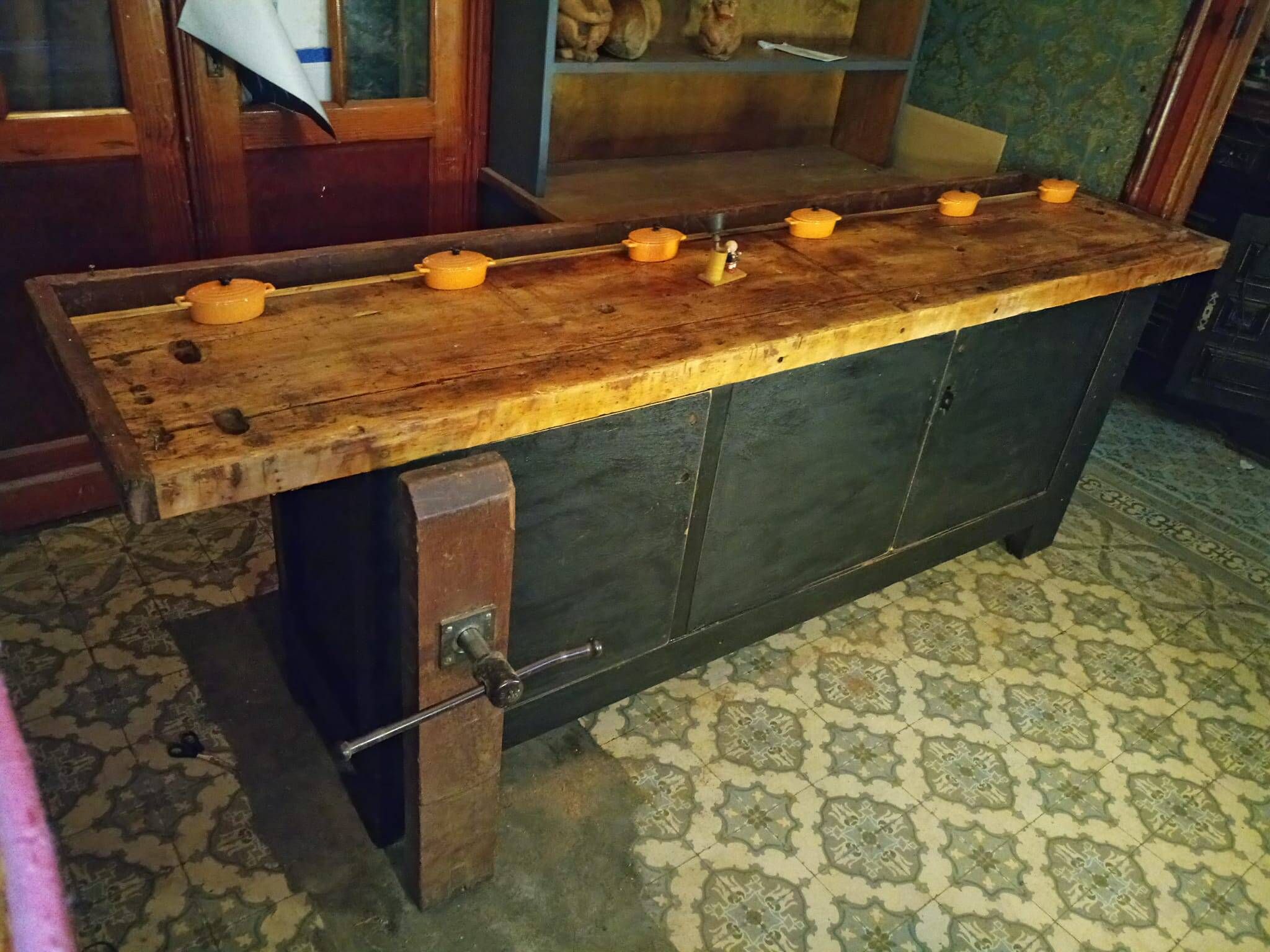 Ancien établi, meuble de métier d'atelier, buffet