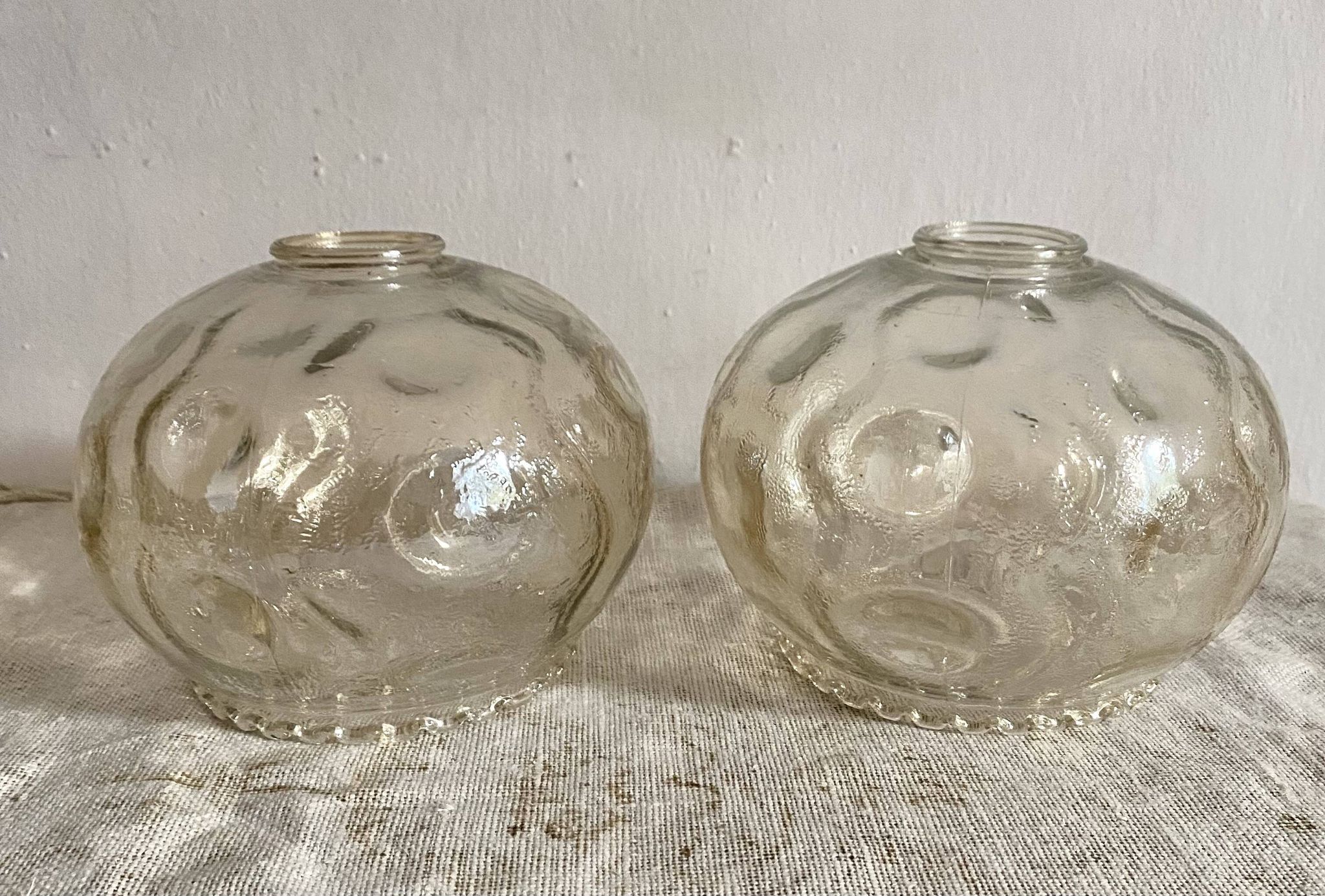 Abat jour vintage en verre moulé , globes en verre moulé