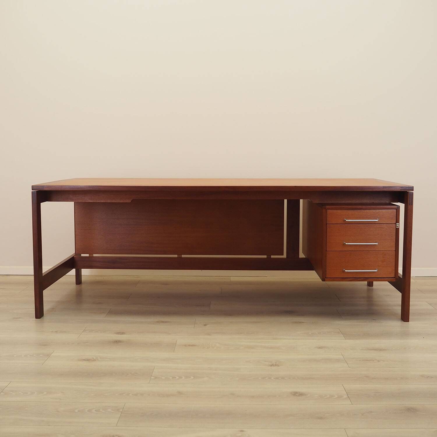 Bureau en teck par Jensen & Valeur pour Munch, Danemark, années 1960.