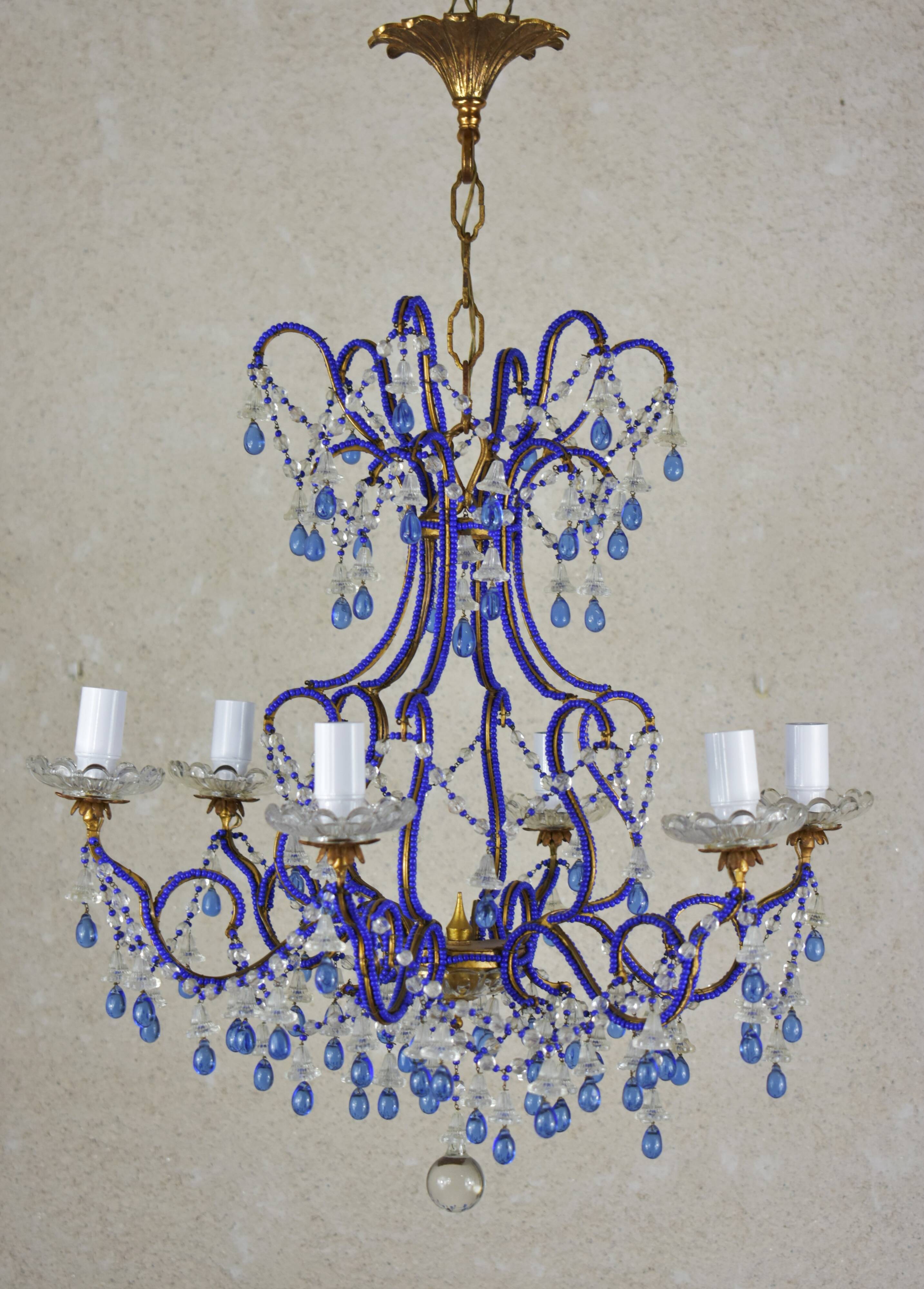 lustre bleu, fait de perles.