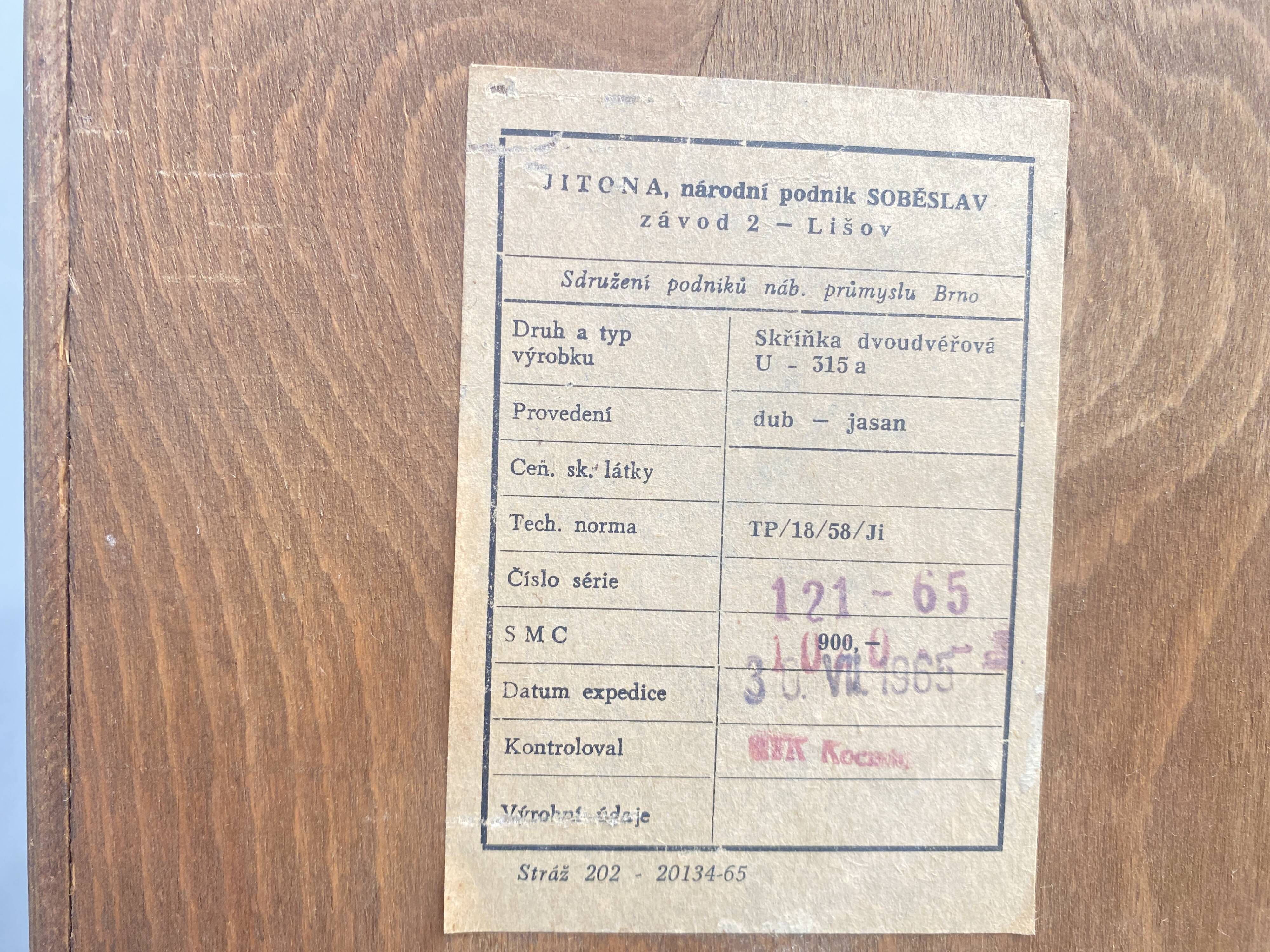 Armoire en noyer de Jitona, années 1970, Tchécoslovaquie
