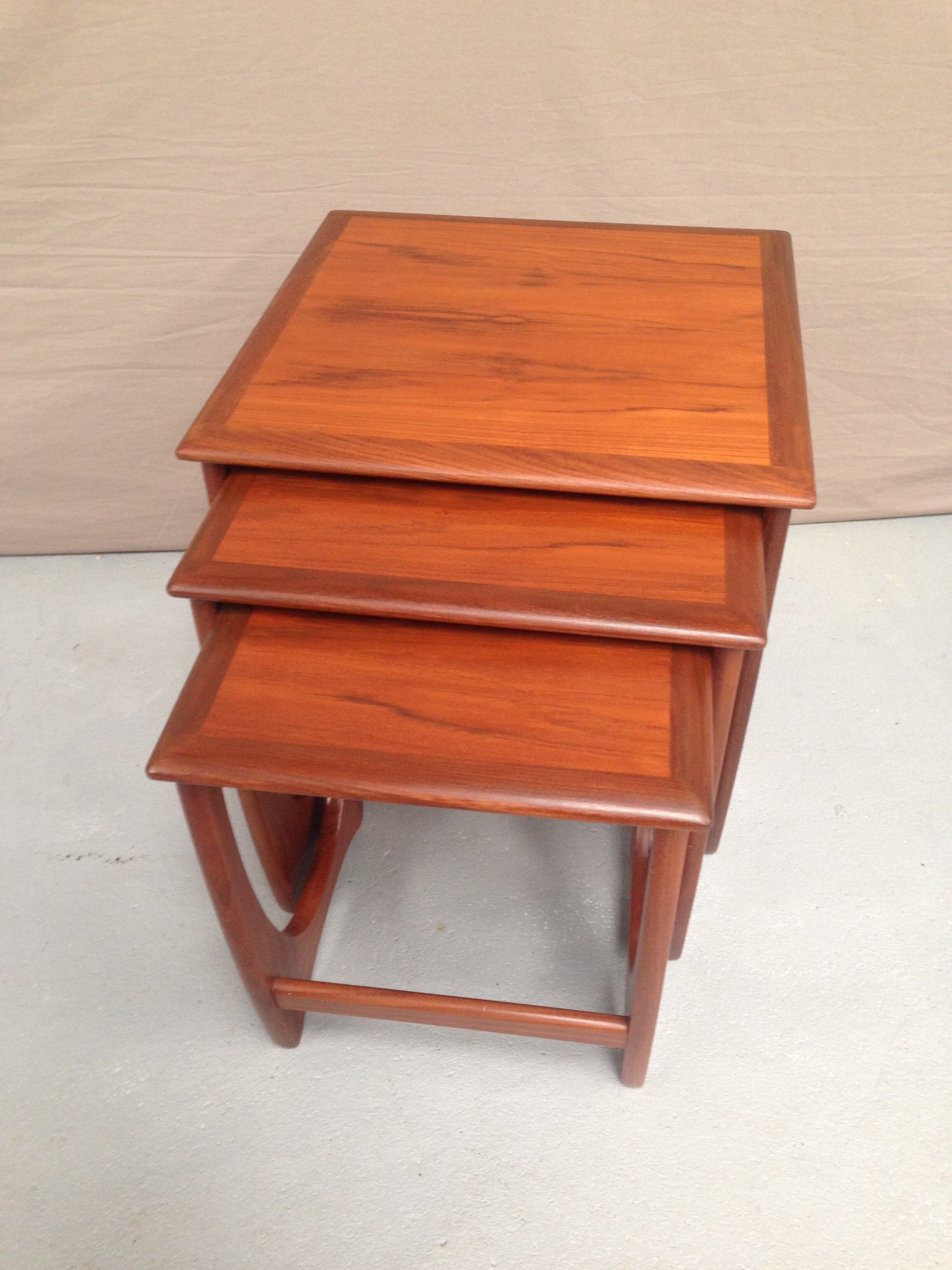 Tables gigognes