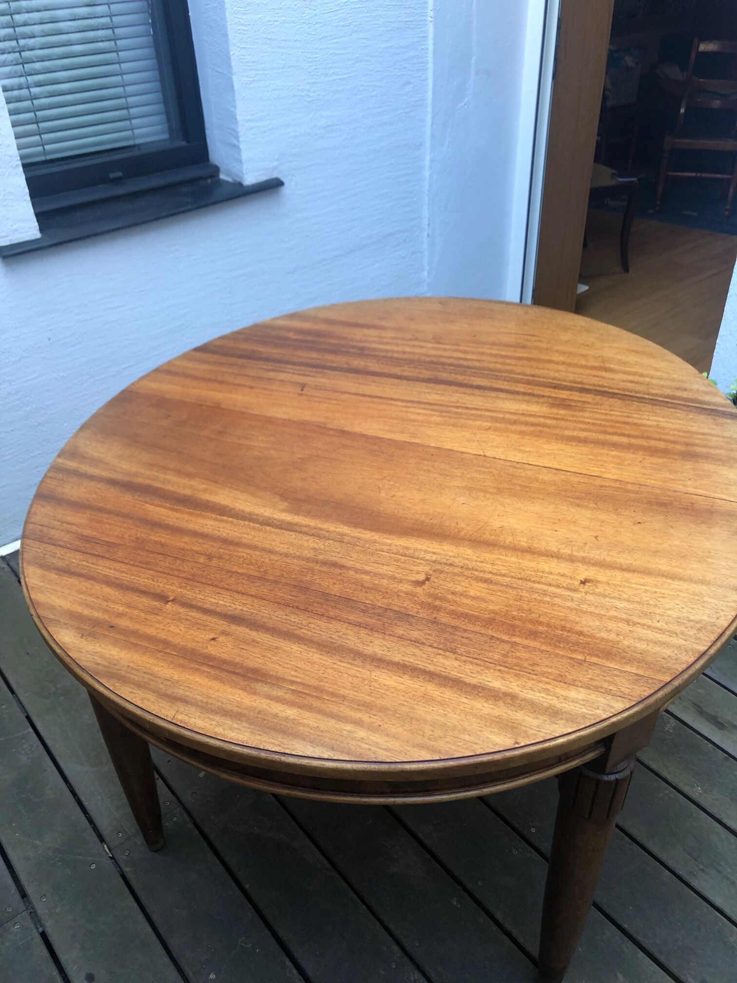 Extendable oval dining table in solid wood