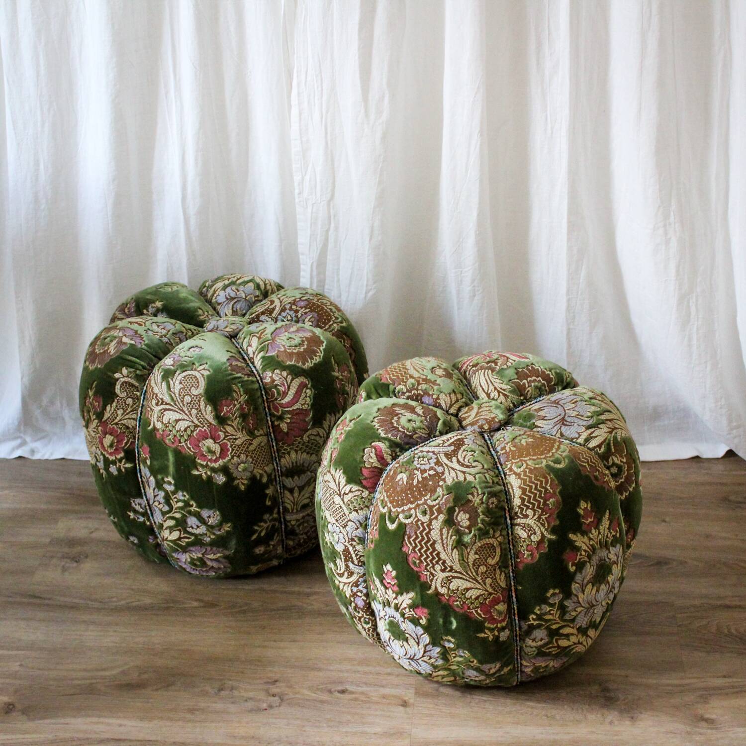 Duo de poufs en velours fleuri