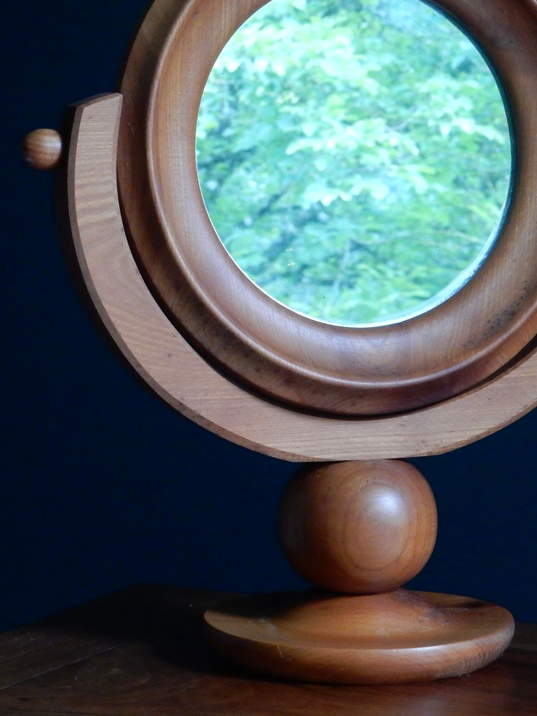 Round mirror psyche of wooden table