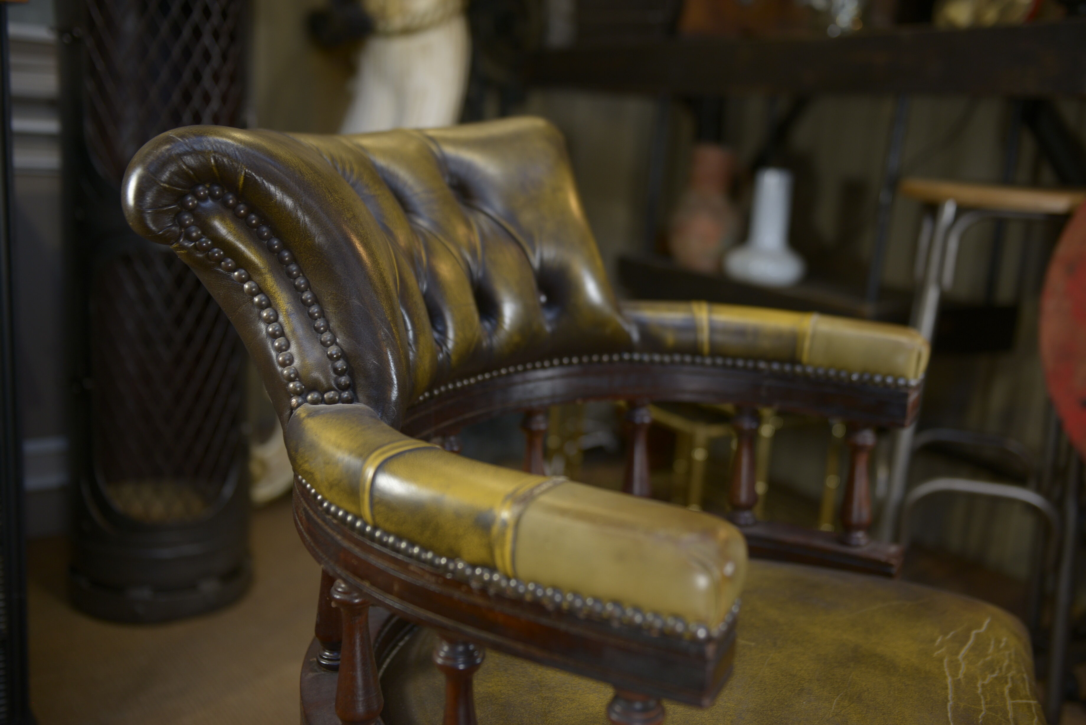 Fauteuil de bureau tournant en acajou et cuir capitonné , des années 1960