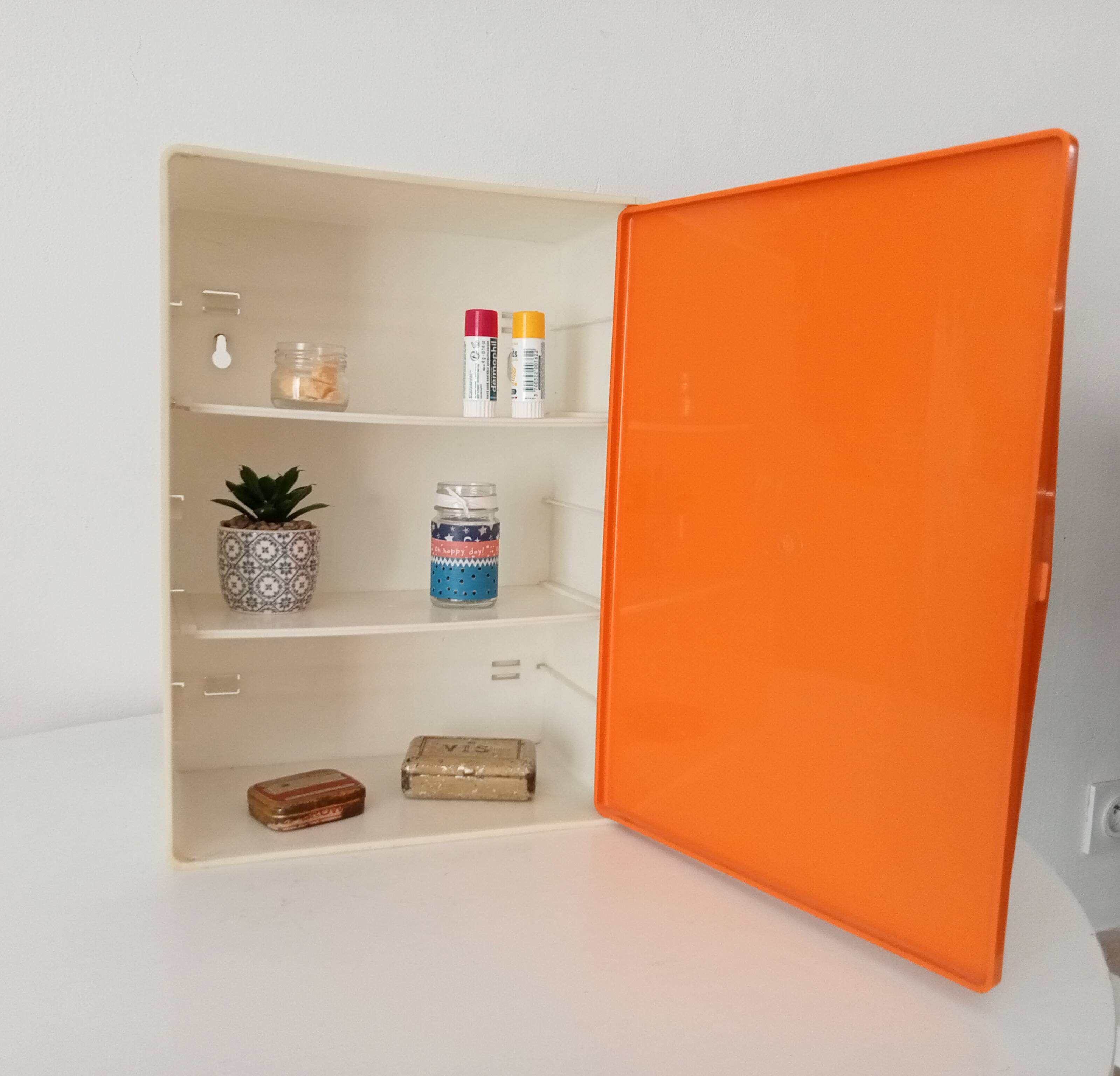 Vintage medicine cabinet in rigid plastic 70s