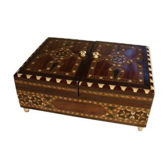 Box in wood marquetry with inclusion