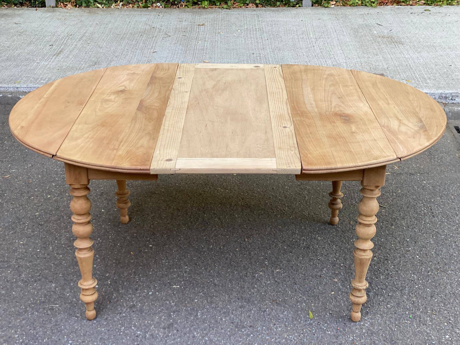Table à manger ronde extensible à volets décapée en noyer brut 2 rallonges