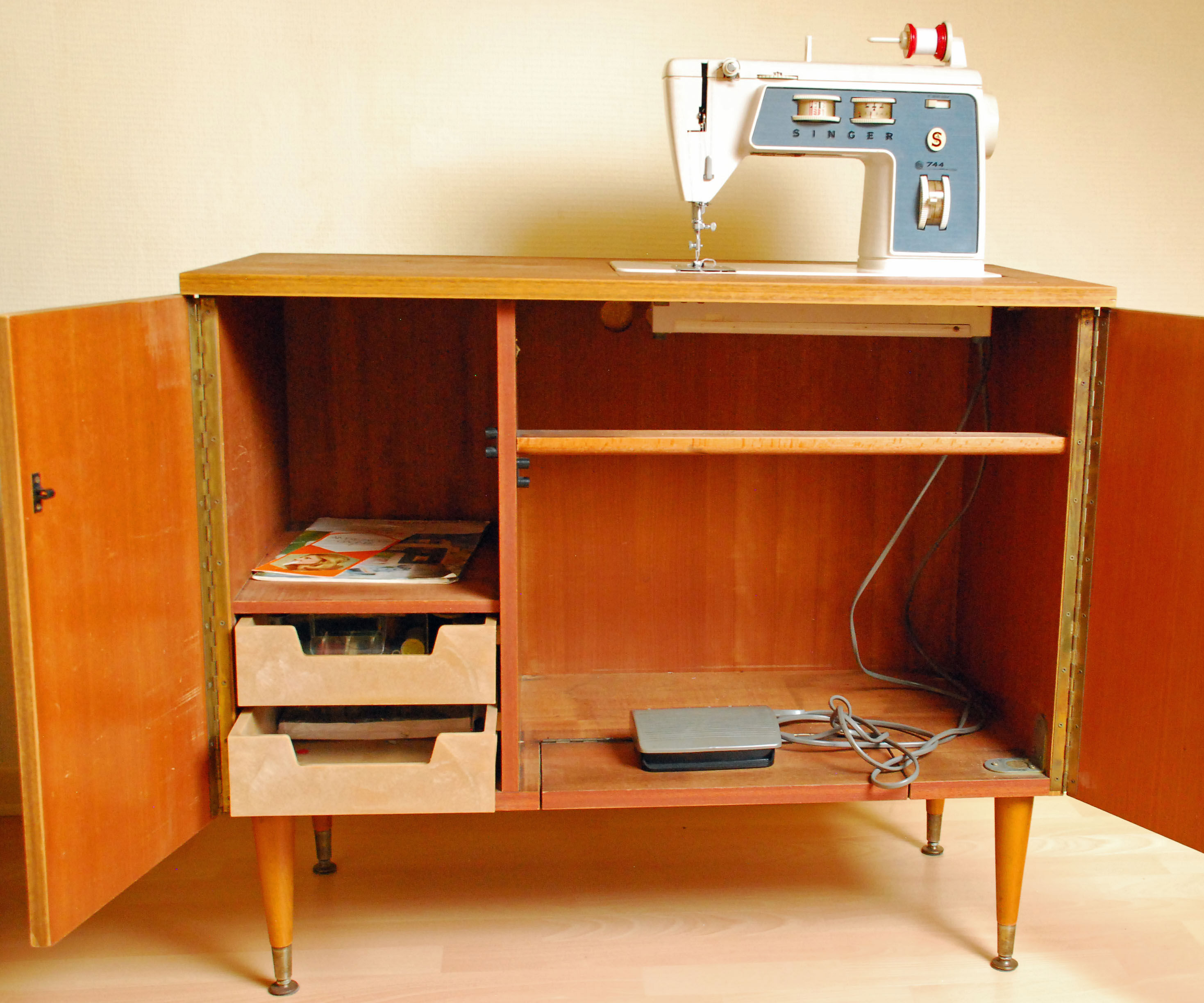 Furniture machine sewing Singer 744