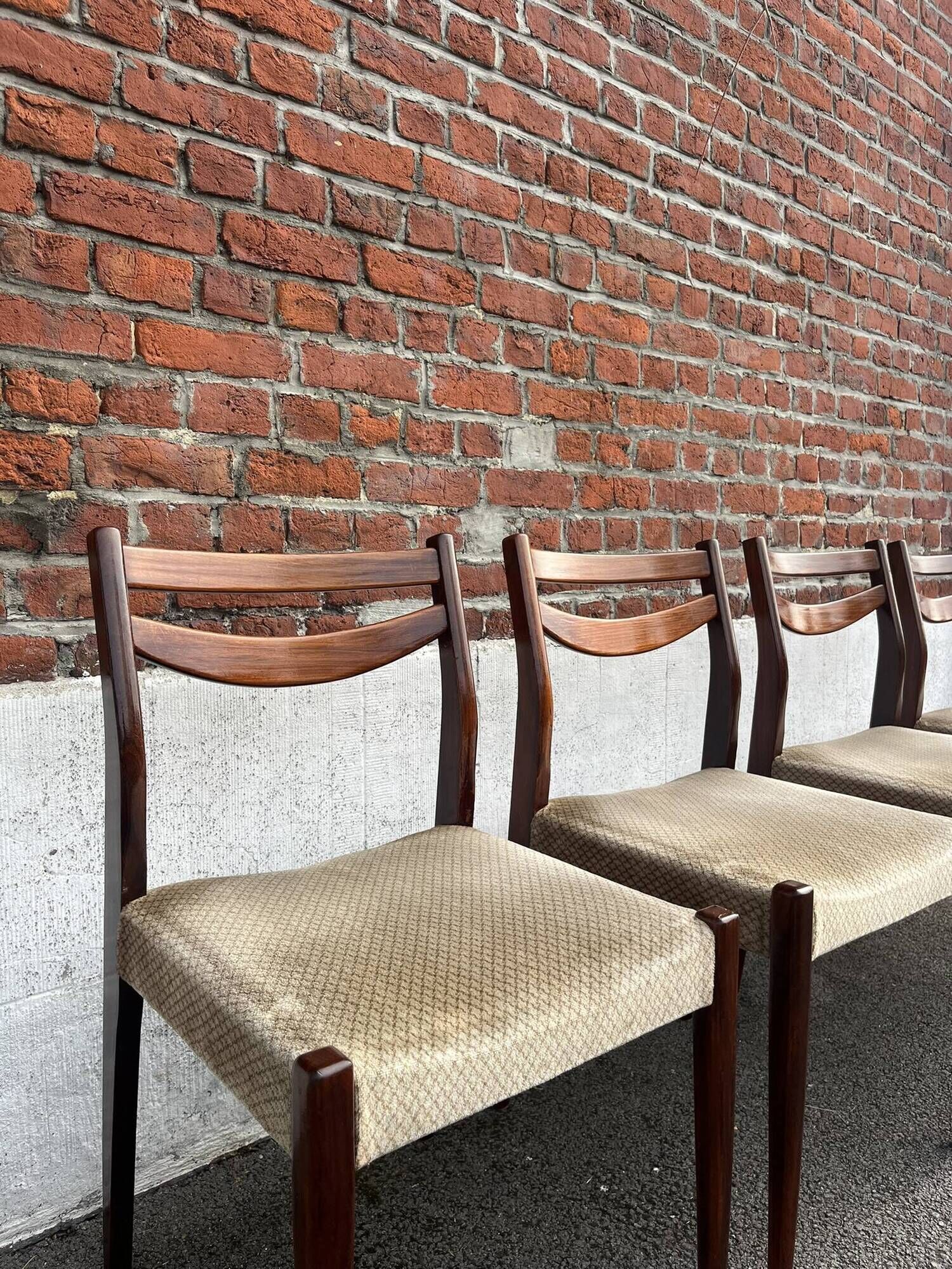 Lot of 4 vintage Scandinavian chairs in wood and golden fabric.