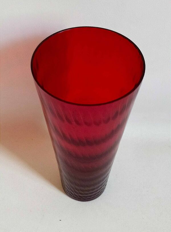 Vase verre rouge rubis effet nid d'abeille Années 50 Hauteur 35,3 cm