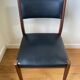 Chaise scandinave en bois et skaï