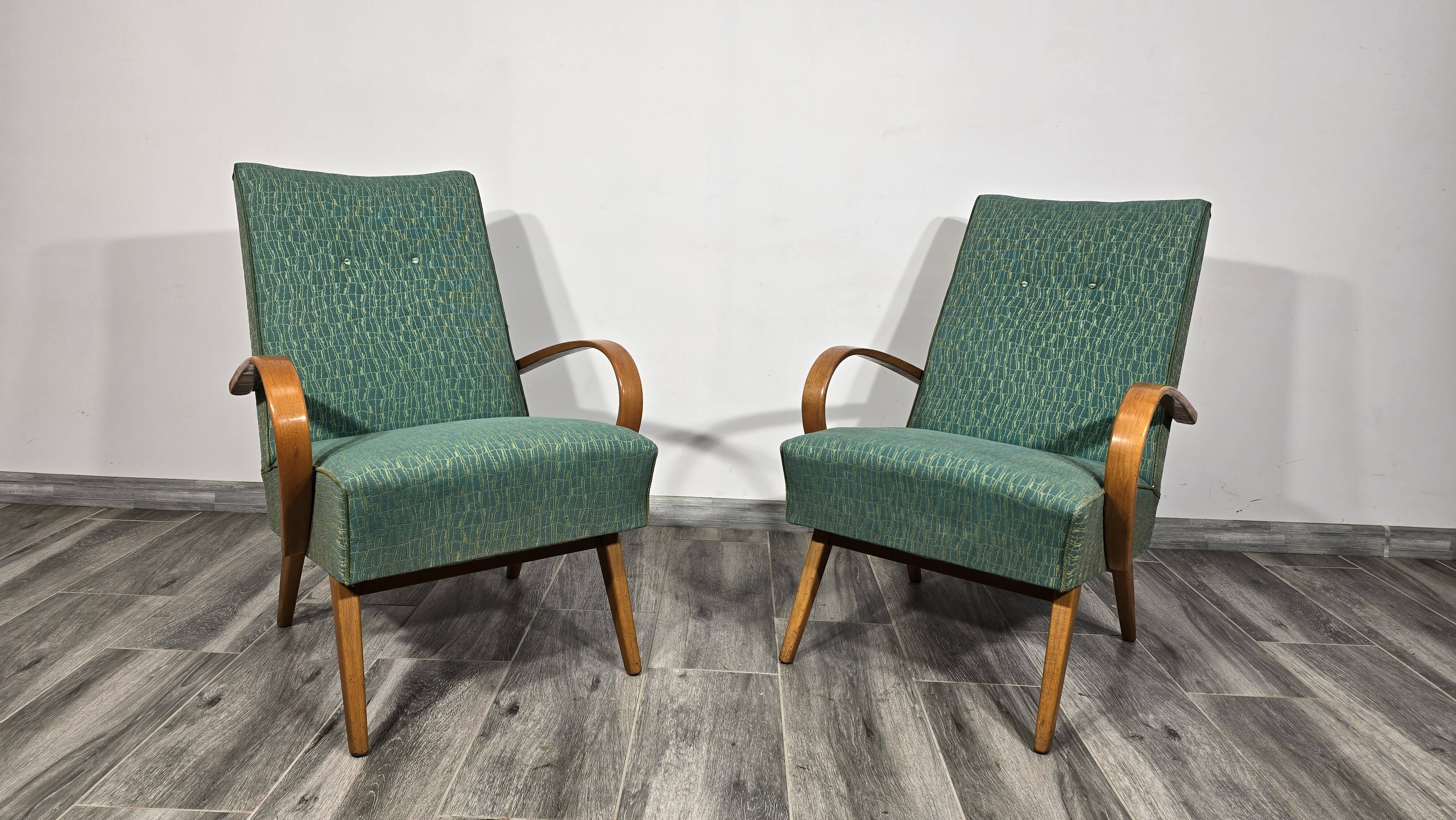 Paire de fauteuils par Jaroslav Smidek, années 1960