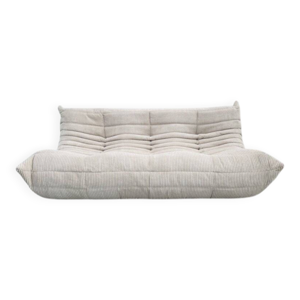 Canapé Togo en velours côtelé beige attribué à Michel Ducaroy pour Ligne Roset.