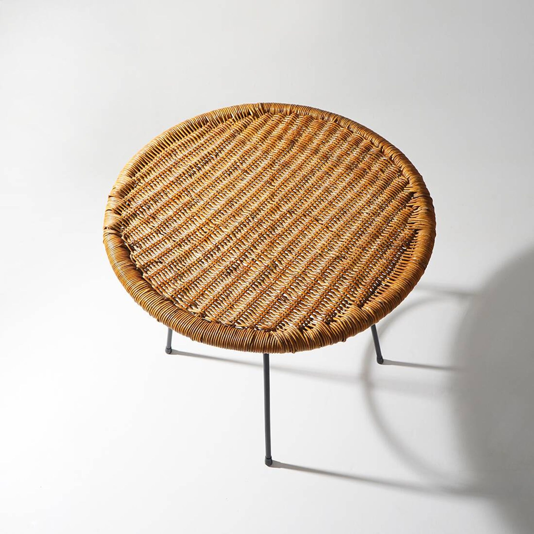 Table basse avec plateau rond en rotin, années 1950