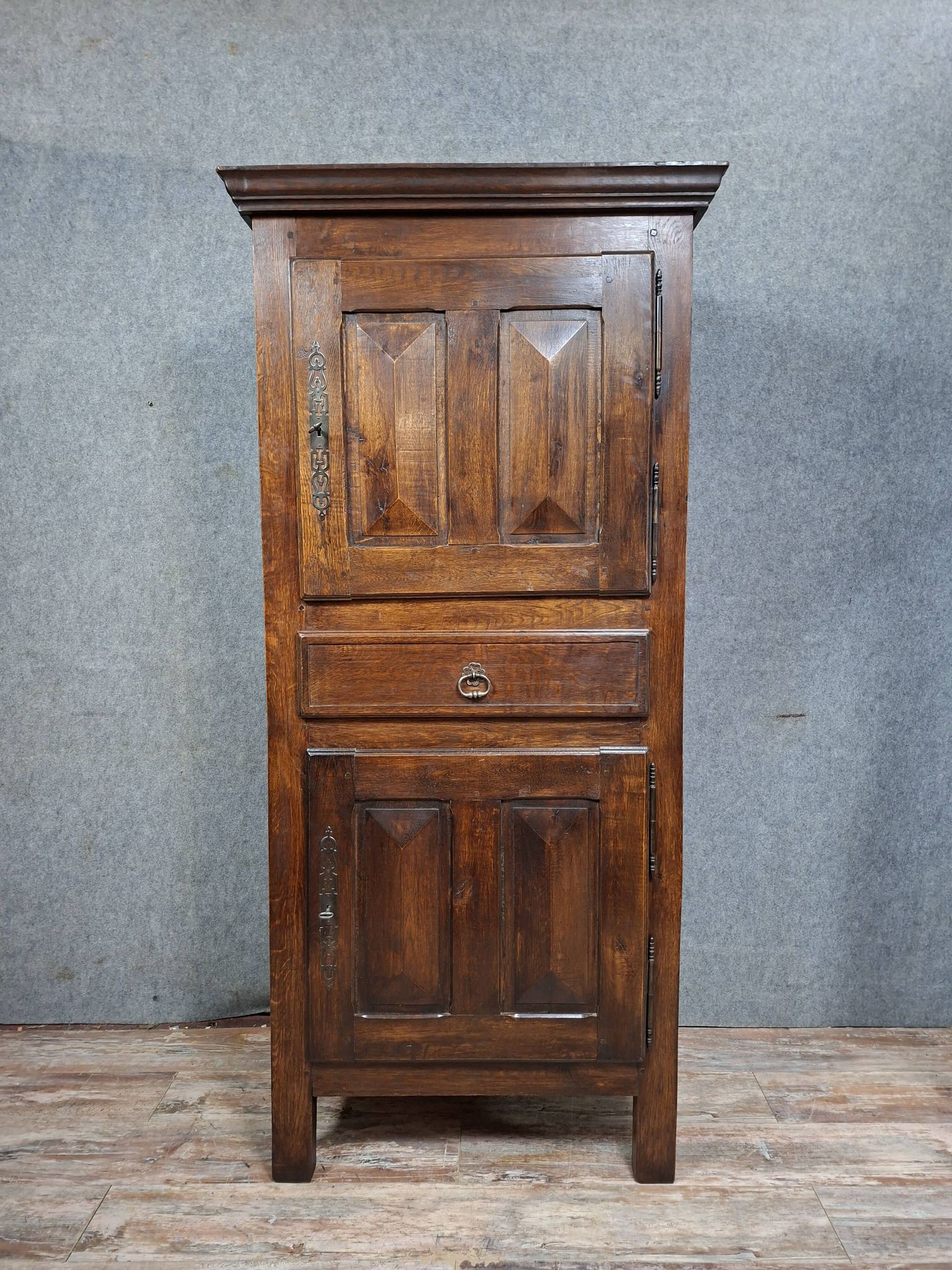 Standing man in Louis XIII style, made of solid oak, from the 20th century.
