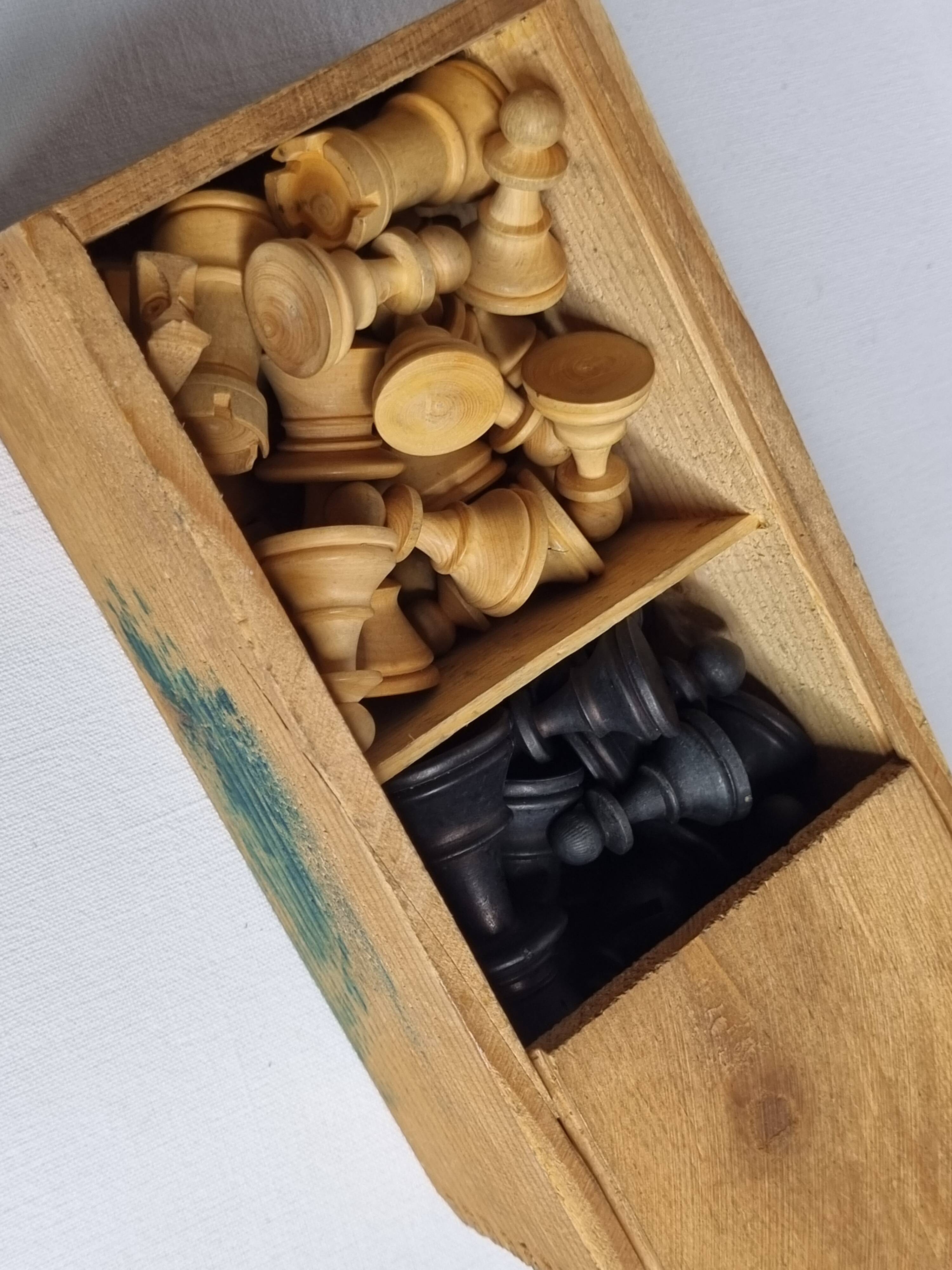 Antique Staunton Design Chess Set - Turned Wood Pieces (King 6cm)