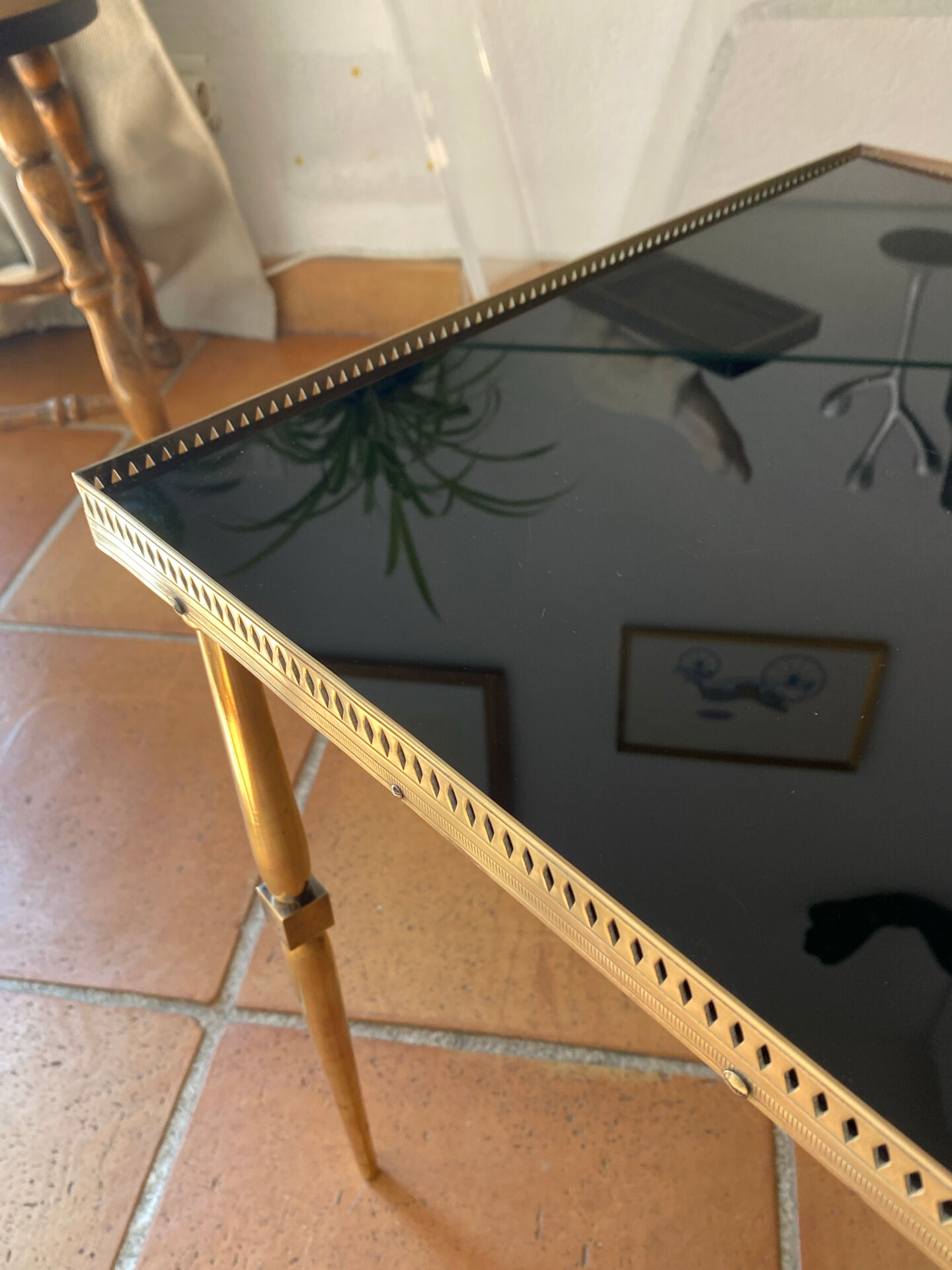 Table basse en laiton massif et plateau en verre noir