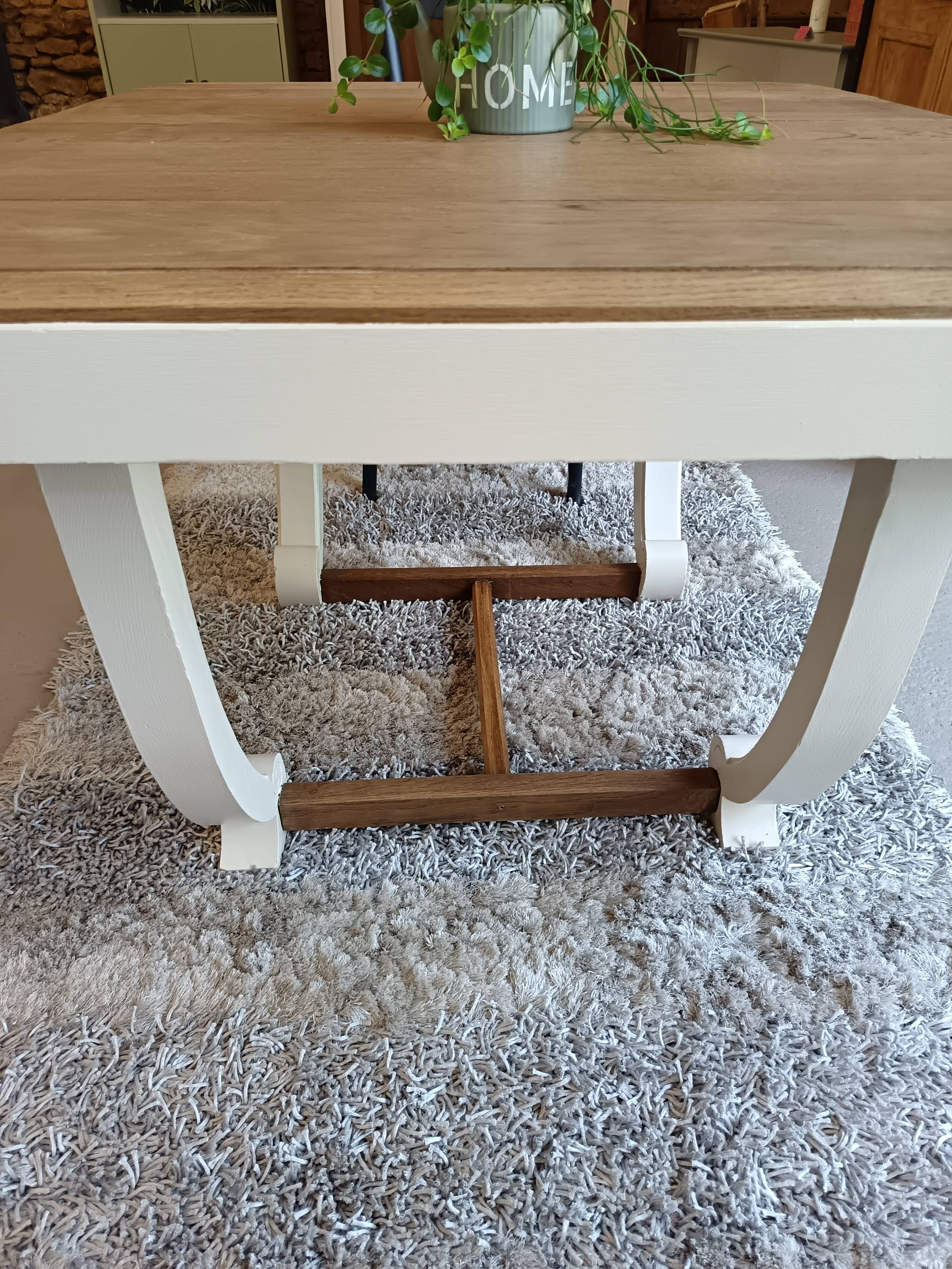 Restored oak table in natural wood and linen.
