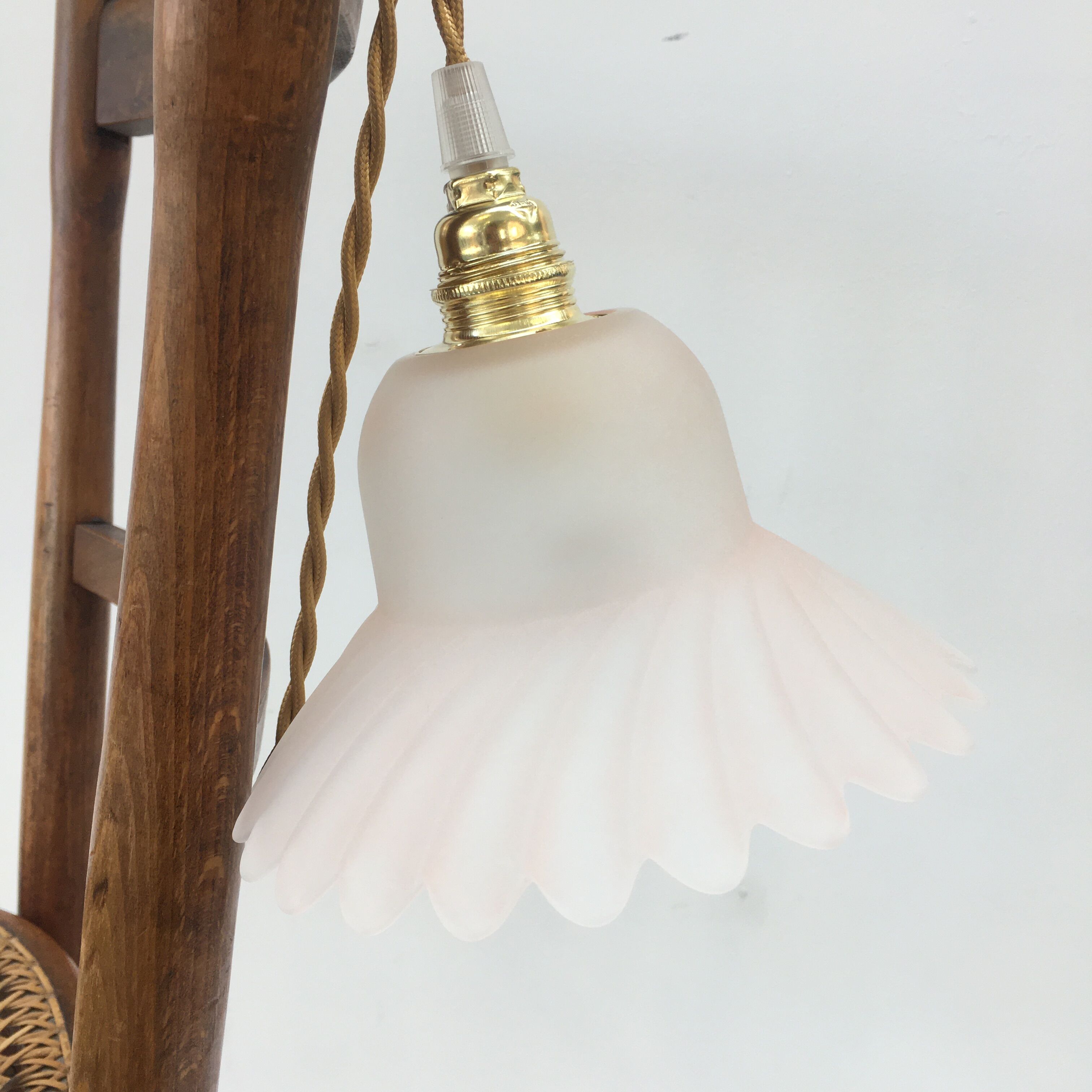 Flower walk lamp in frosted glass