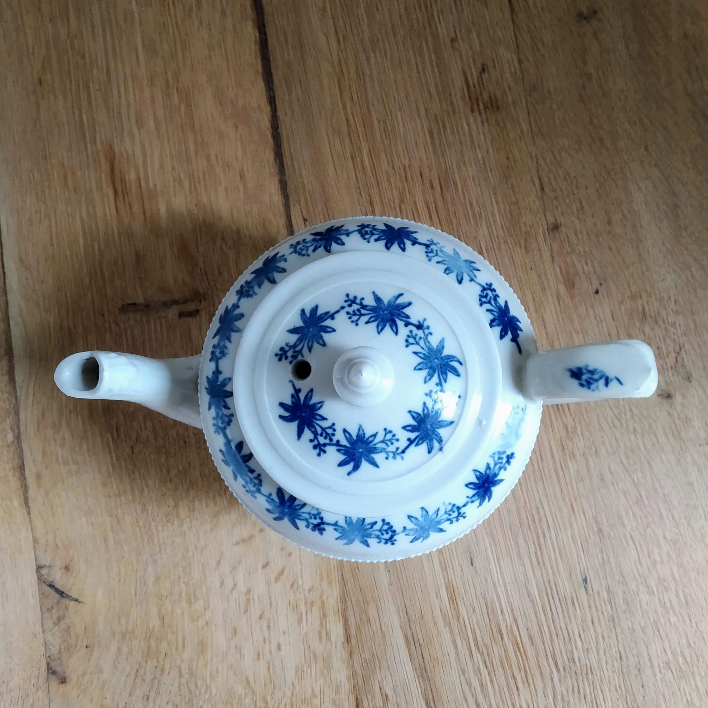 Saint Uze Teapot