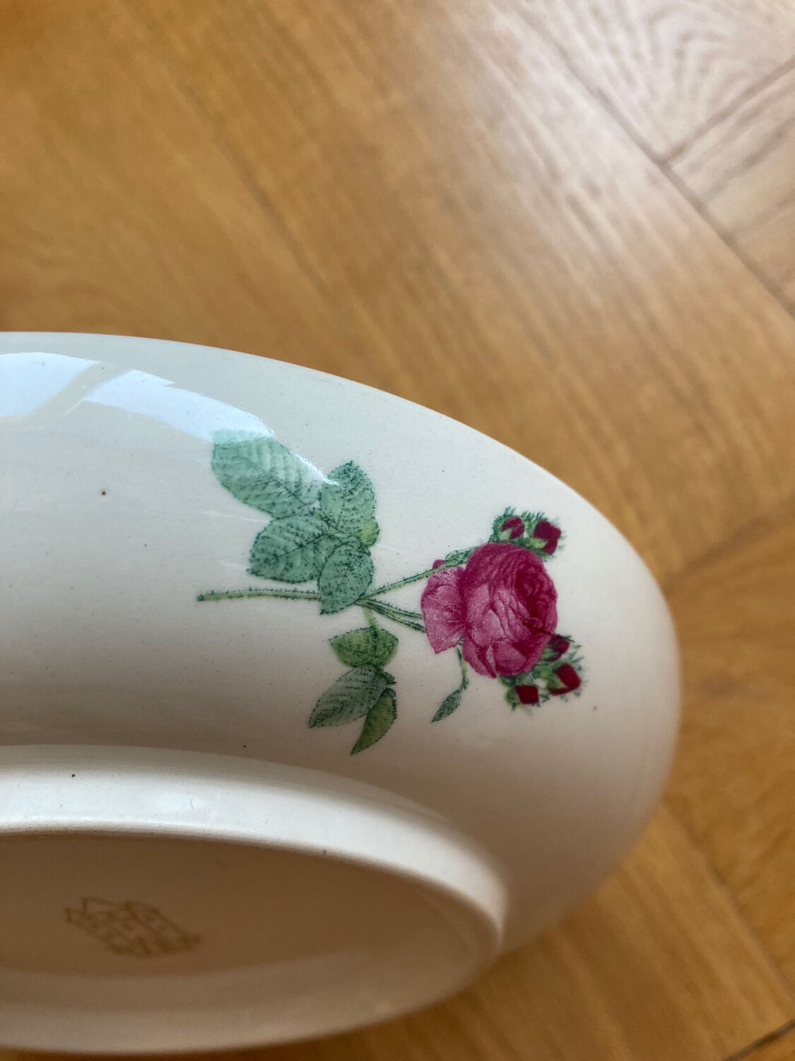 Bonbonnière / Gien earthenware box with pink motif