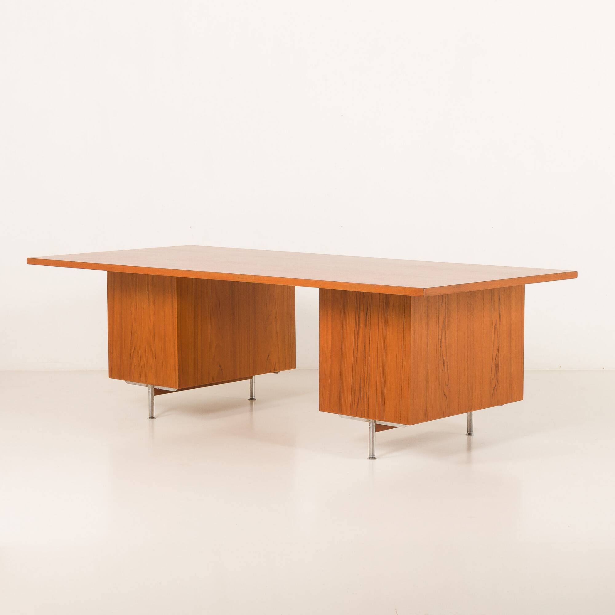 Bureau de direction extra large en teck, style danois du milieu du XXe siècle, années 1970