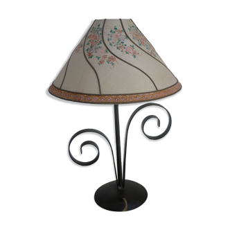 Lampe avec volutes en fer forgé et abat-jour ancien