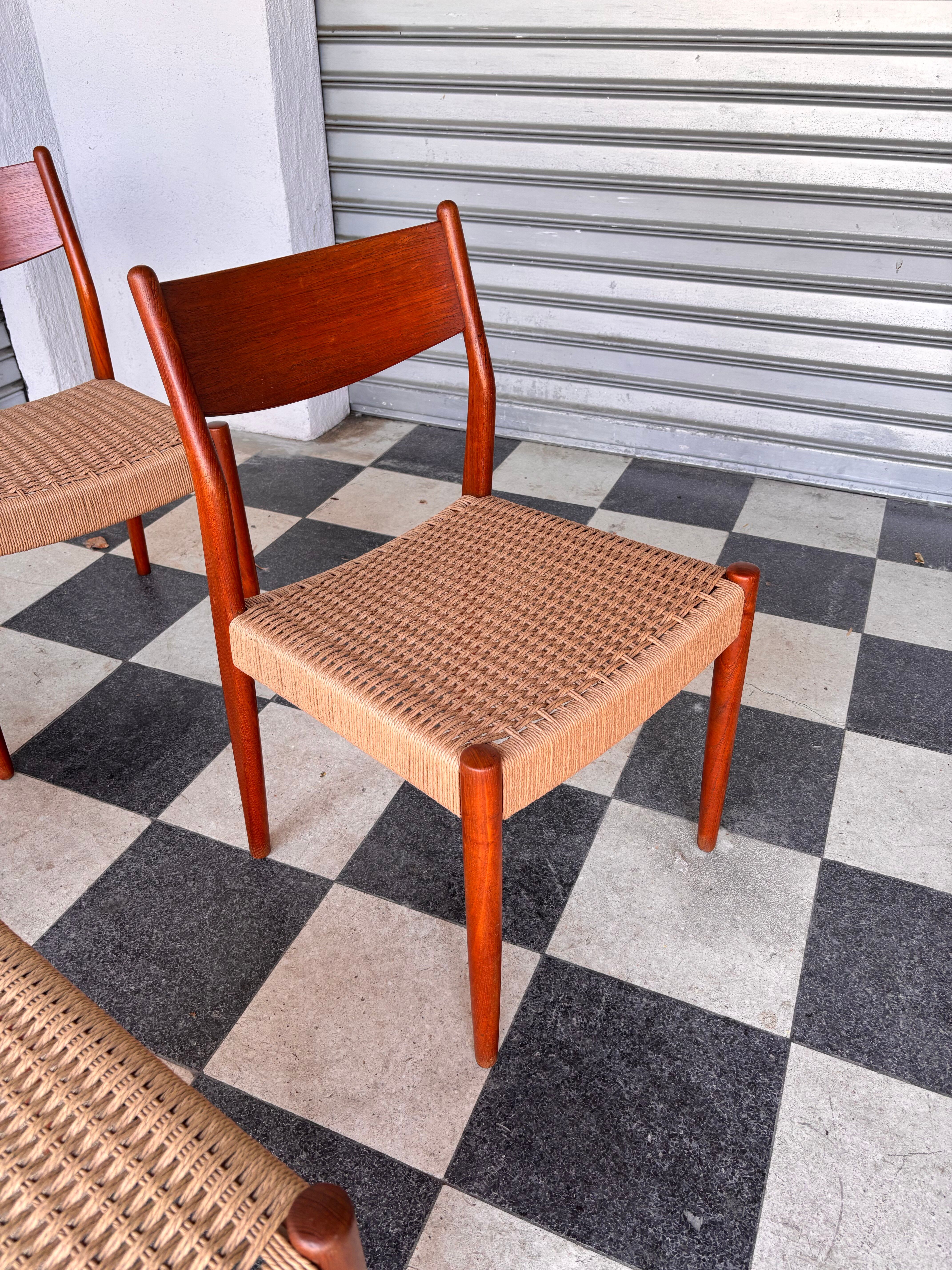 Set of 6 Fristho chairs in teak and rope.