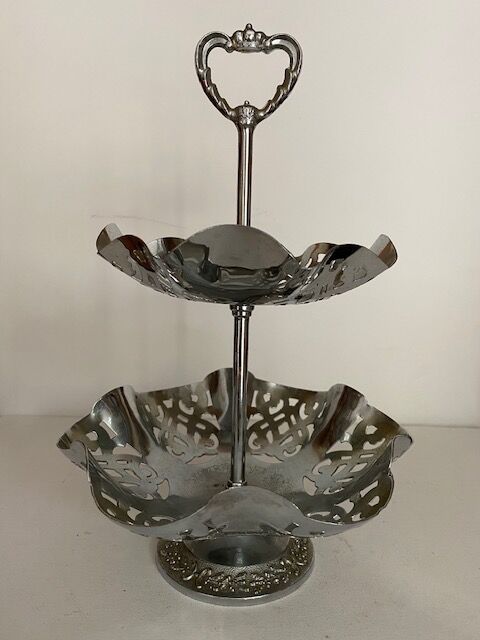 vintage metal cake-mignardise display