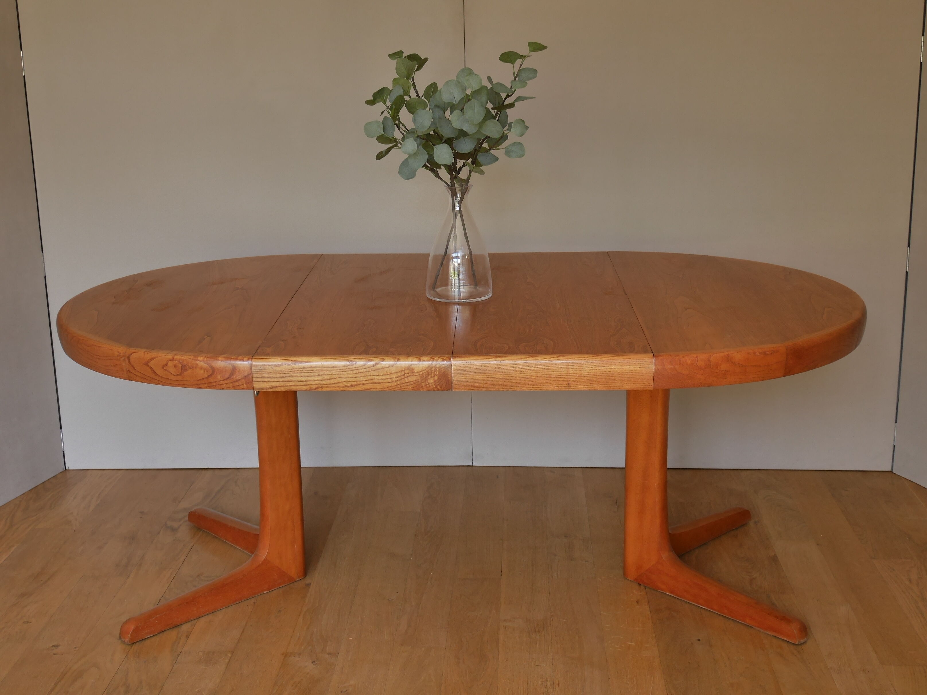 Elm meal table 2 central foot extensions