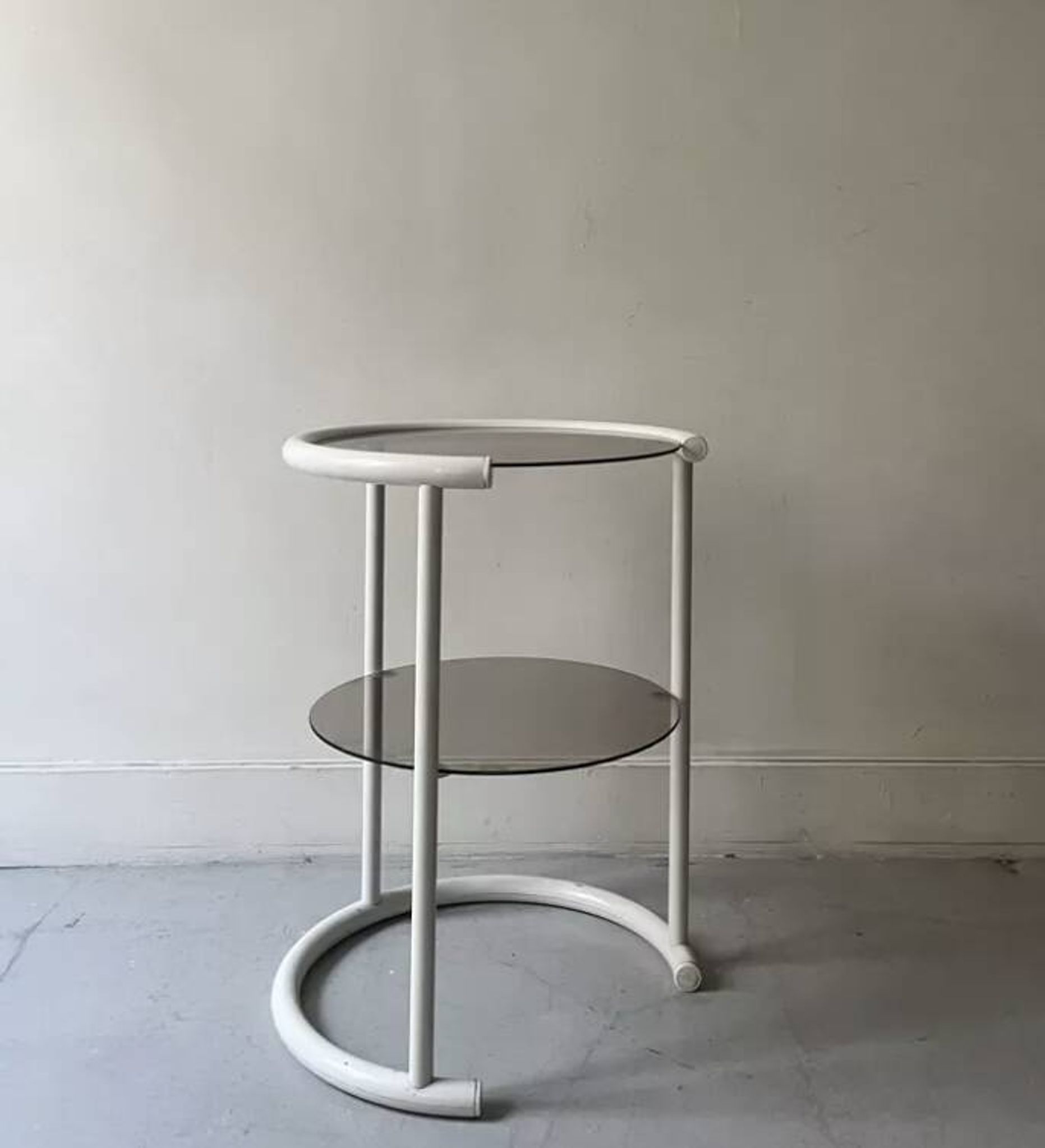 Tubular space age serving table in white metal and pink smoked glass, 1970s design