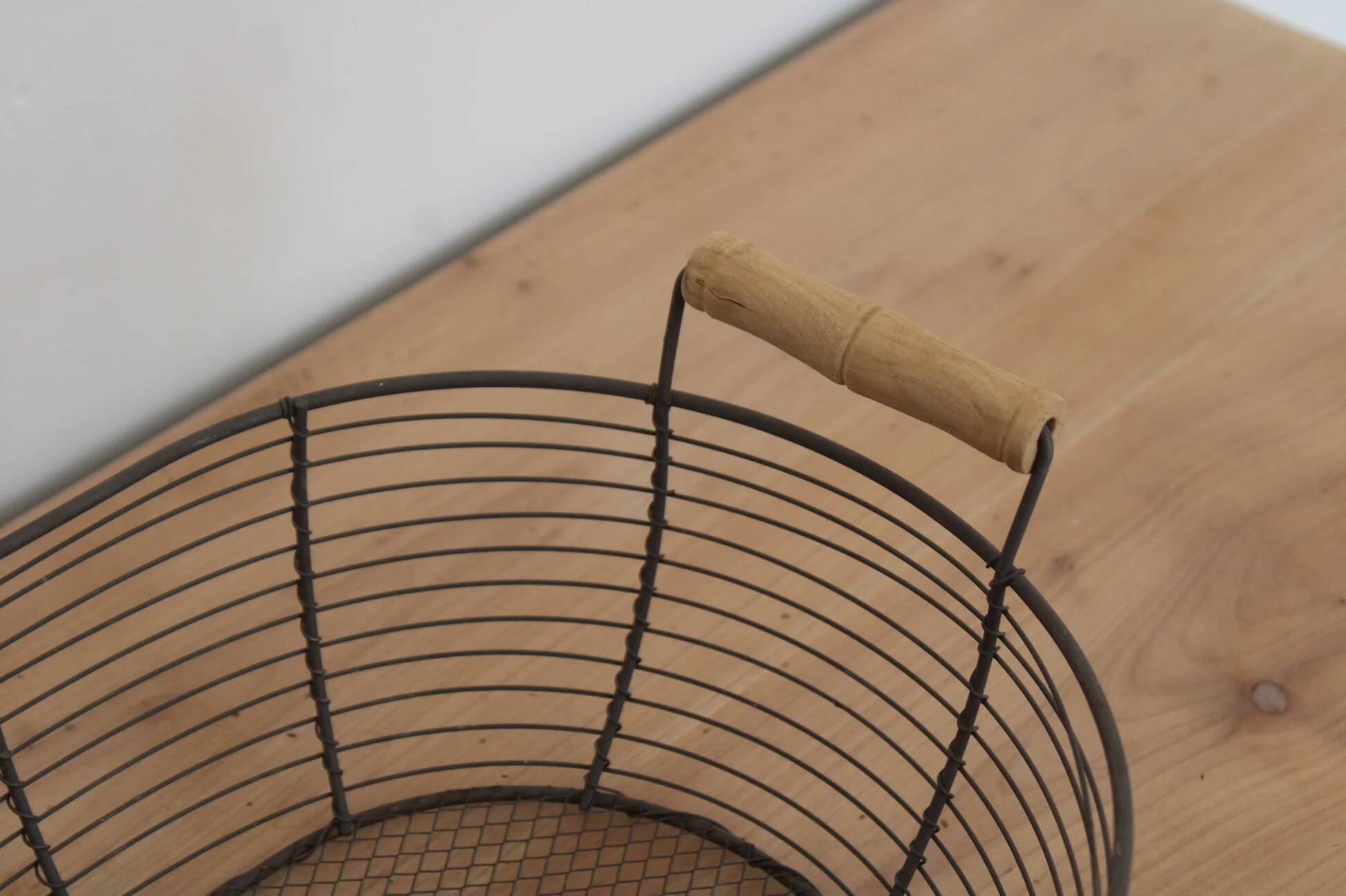 Oval metal basket with wooden handles – Country style