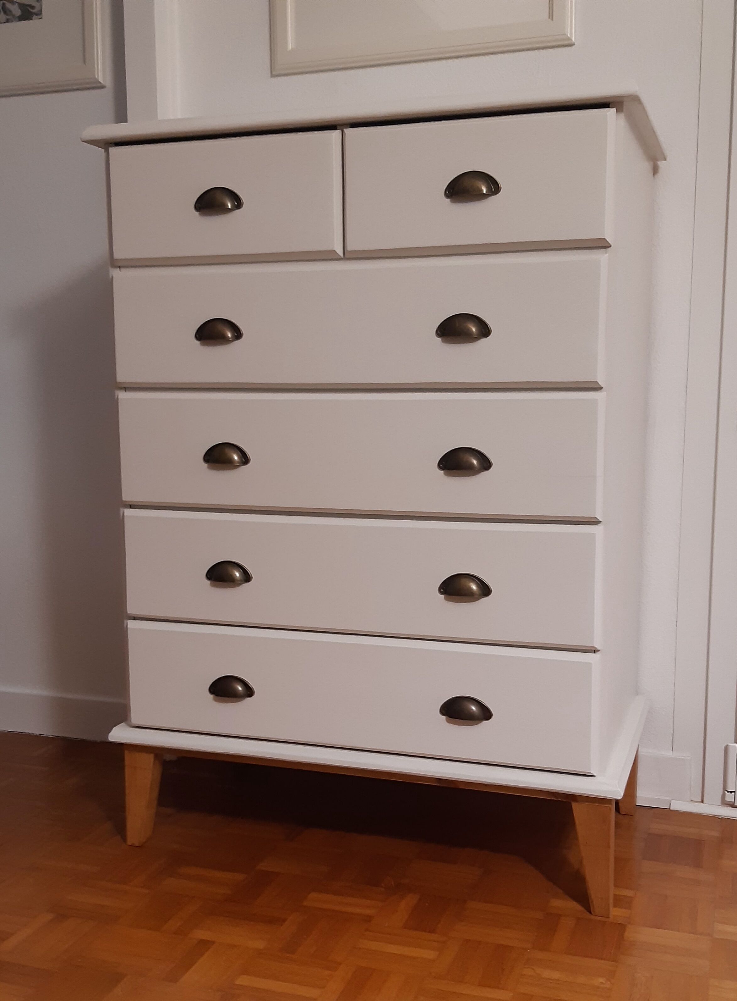 White scandinavian chest of drawers
