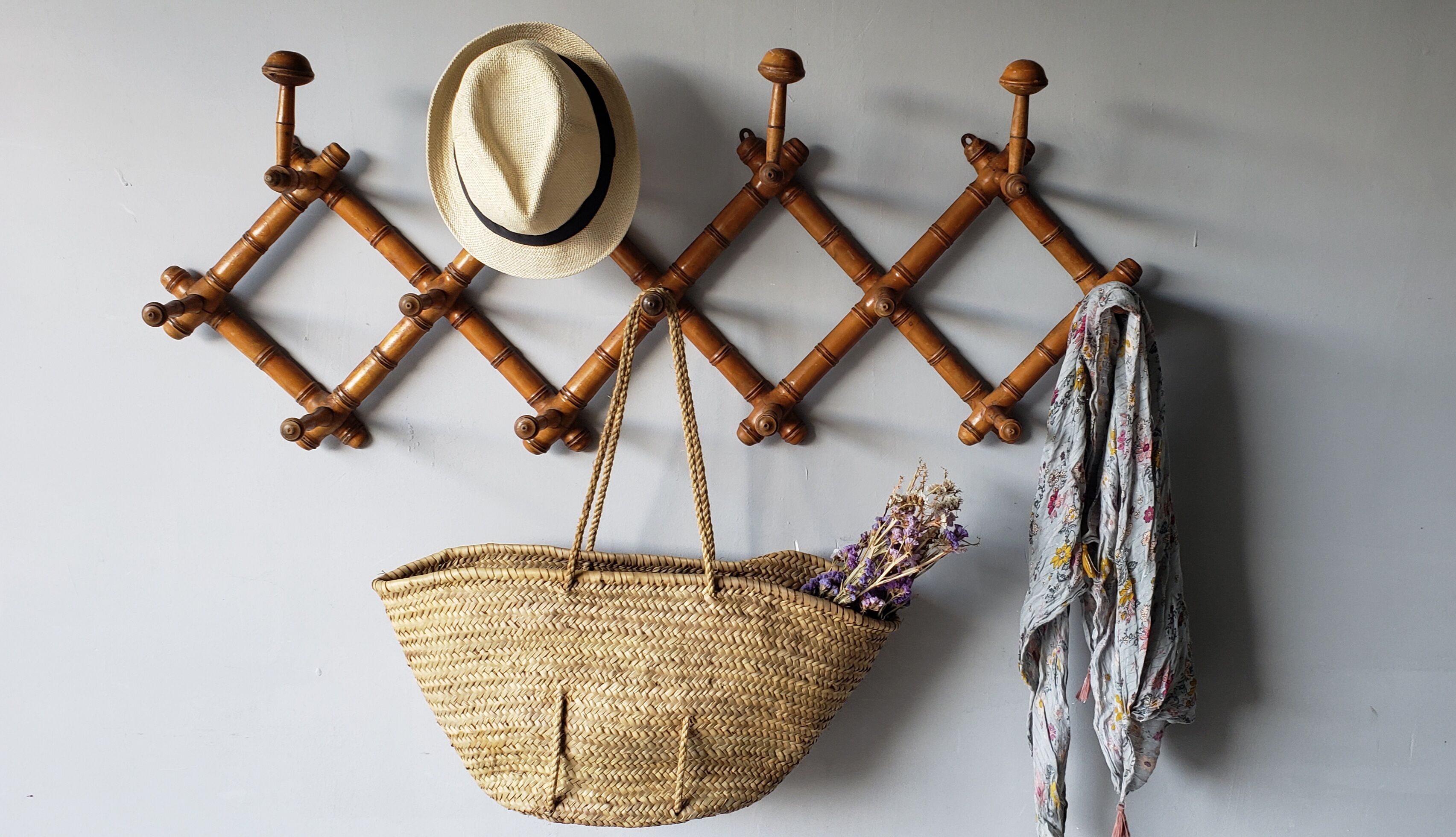 Extendable wooden coat holder