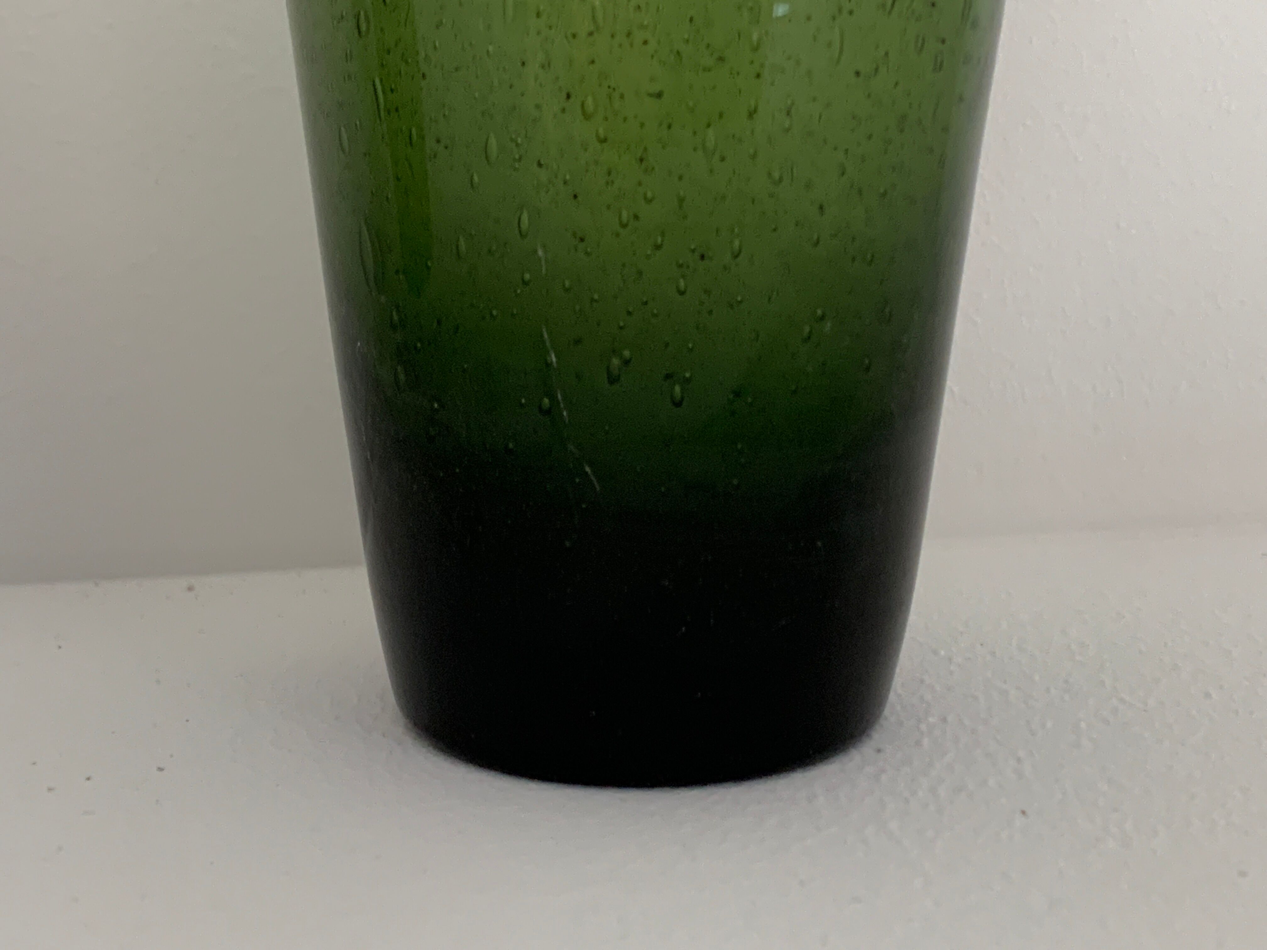 Carafe et 6 verres en verre vert bullé