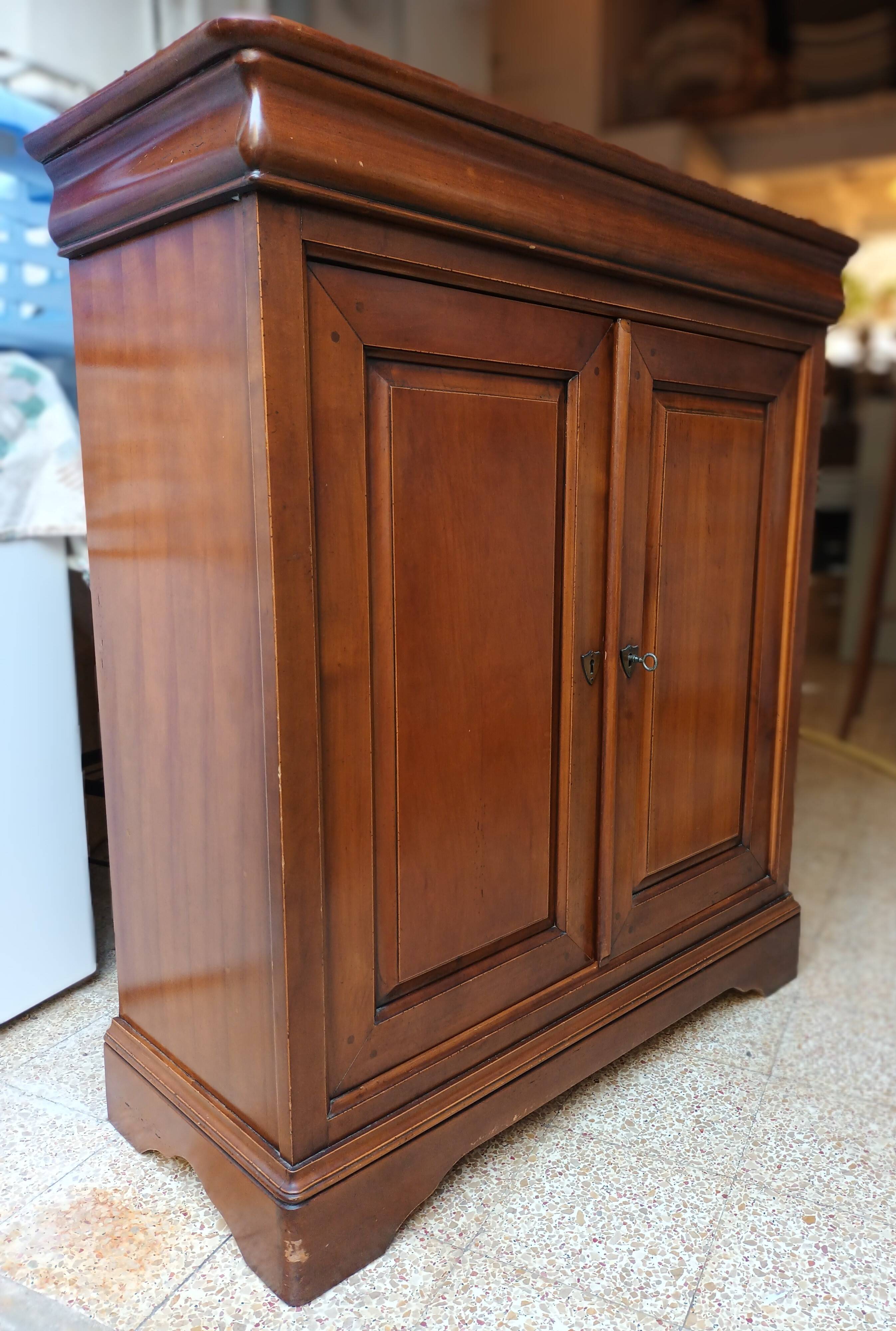 Small buffet with 2 doors