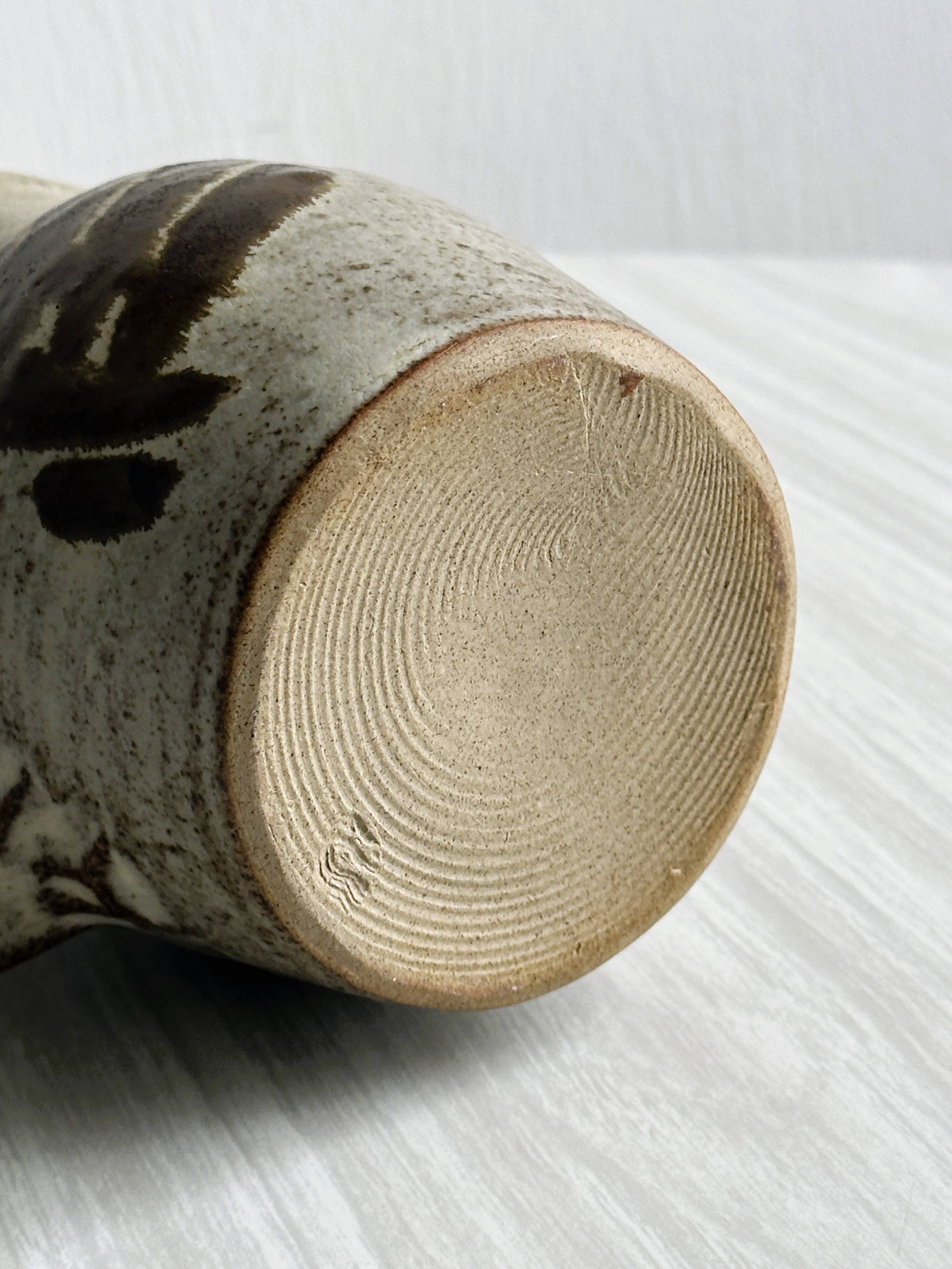 Pichet en céramique artisanale, grès émaillé décor abstrait