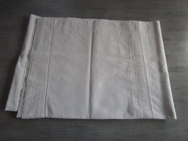Old cotton curtain: 300x220cm with embroidered/monogrammed return.